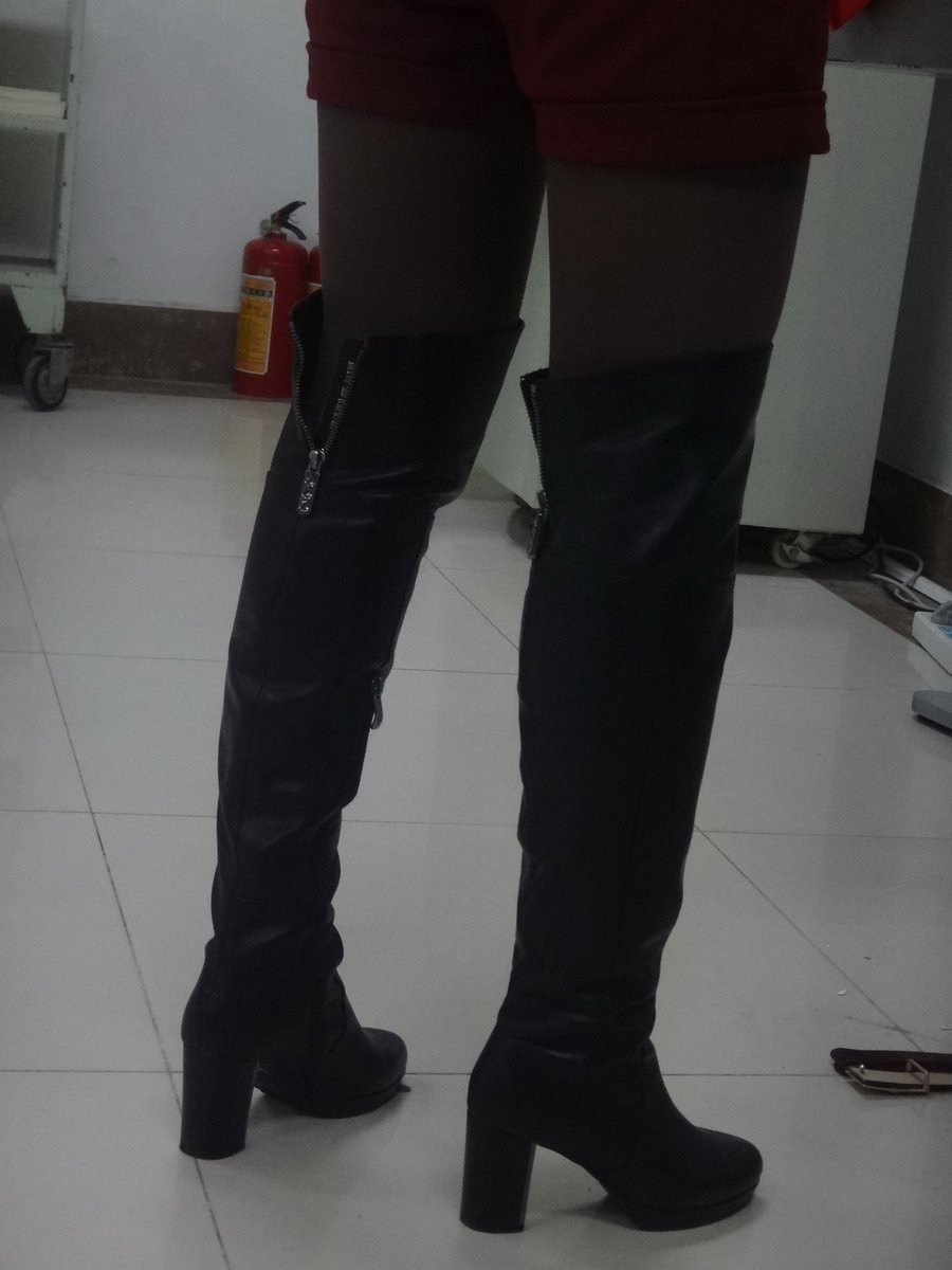 cyclone21992188's tweet photo. #长靴 #过膝长靴 #boots #靴子 每逢冬天是最开心的时候，总是期待在校园，路上，公司里，有女士穿着黑色的过膝长靴，看一天也不会腻，期待有相同想法的男同好交流 https://t.co/q8rXWS65dT