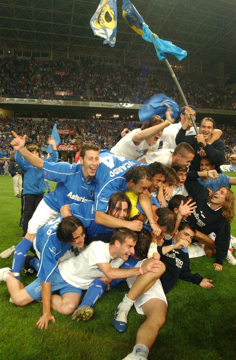 RO1926__'s tweet photo. HA LLEGADO EL DÍA. 8825 días después, volvemos a jugar en Primera División 

En dos años pasamos de Primera a Tercera, empezaste la liga con 6 puntos menos y el ayuntamiento de tu ciudad te intentó suplantar.

Recorrimos Asturias entera, orgullosos de lo que somos, aguantando lo inaguantable en muchos campos.

Subimos a Segunda B, volvimos a caer a Tercera y nos volvimos a levantar.

A punto de desaparecer, una campaña de accionistas que dió la vuelta al mundo, salvamos al club, los aficionados y todos aquellos que participaron comprando alguna acción.

Años de barro, y bajando uno de los nuestros, Esteban, por fin volvimos al fútbol profesional.

Sufrimos pérdidas como ningún otro club: Dubovsky, Armando, Arnau, Pelayo... Tantos y tantos que nos han dejado por el camino y que no verán volver al Oviedin

Muchas temporada de quedar a las puertas de pelear por el ascenso, e incluso alguno de luchar por no volver a Segunda B.

Volvieron Michu o Saúl Berjon hasta que volvió Santi Cazorla... Y con el todo cambio.

Un primer año de llegar a la final del playoff, golpe duro, pero solo sirvió para que al año siguiente volviéramos con más fuera como nunca.

Y ahora si, se puede decir que HEMOS VUELTO, hemos vuelto a Primera División, pero lo más importante ha sido que está afición nunca dejó de creer, en estos 24 años de que el Real Oviedo debía y merecía volver a Primera.

A disfrutar, todos y cada uno de nosotros, y también por aquellos que no nos pudieron ver volver. 

@oviedismo
@sabid111