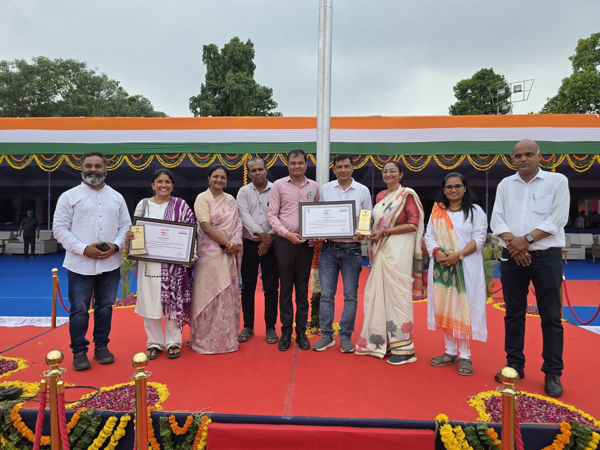 DeoBanaskantha1's tweet photo. બનાસકાંઠા જિલ્લામાં શિક્ષણમાં શ્રેષ્ઠ કામગીરી માટે તેમજ SSC,HSC (સા. પ્ર.) પરીક્ષામાં સમગ્ર રાજ્યમાં પ્રથમ આવવા બદલ 79 માં સ્વાતંત્ર દિન નિમિત્તે માન. કલેક્ટર સાહેબશ્રીના હસ્તે પ્રમાણપત્ર તેમજ શીલ્ડ આપી ડૉ. હિતેશ પટેલ @Team Education, Banaskathanનું સન્માન કરવામાં આવ્યું. https://t.co/FGQjswJWkd