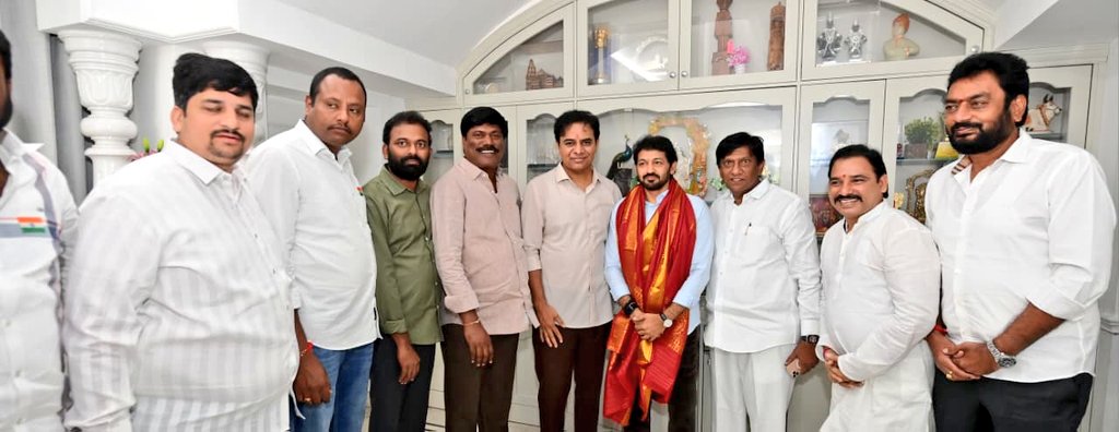 sridharnagelli's tweet photo. ఈరోజు తన జన్మదిన సందర్భంగా బిఆర్ఎస్ పార్టీ వర్కింగ్ ప్రెసిడెంట్, మాజీ మంత్రి వర్యులు శ్రీ @KTRBRS  గారిని  మర్యాదపూర్వకంగా కలిసి ఆశీస్సులు తీసుకున్న ఎమ్మెల్సీ @PSReddyTRS గారు. https://t.co/tcarkZKEhF