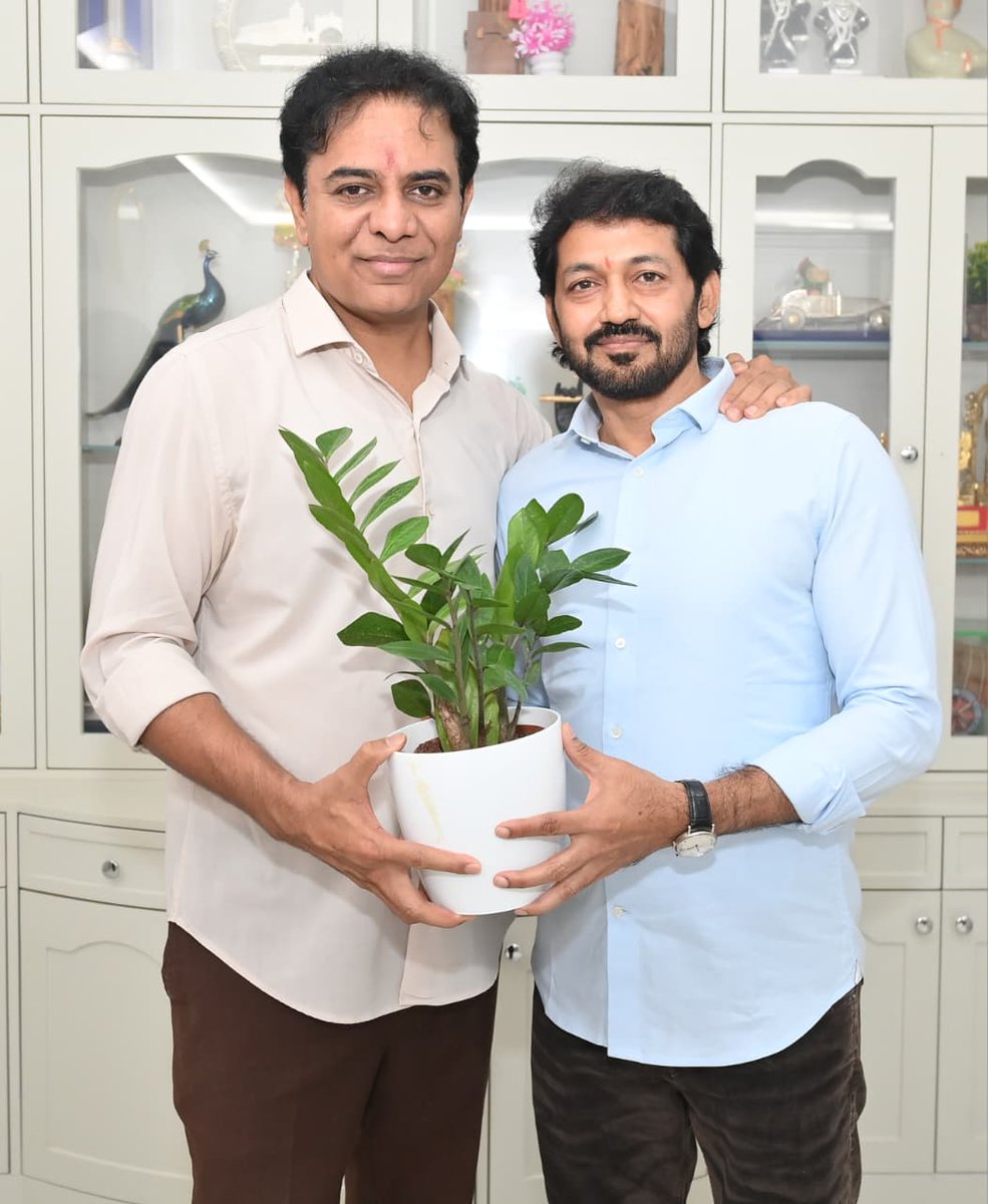 sridharnagelli's tweet photo. ఈరోజు తన జన్మదిన సందర్భంగా బిఆర్ఎస్ పార్టీ వర్కింగ్ ప్రెసిడెంట్, మాజీ మంత్రి వర్యులు శ్రీ @KTRBRS  గారిని  మర్యాదపూర్వకంగా కలిసి ఆశీస్సులు తీసుకున్న ఎమ్మెల్సీ @PSReddyTRS గారు. https://t.co/tcarkZKEhF