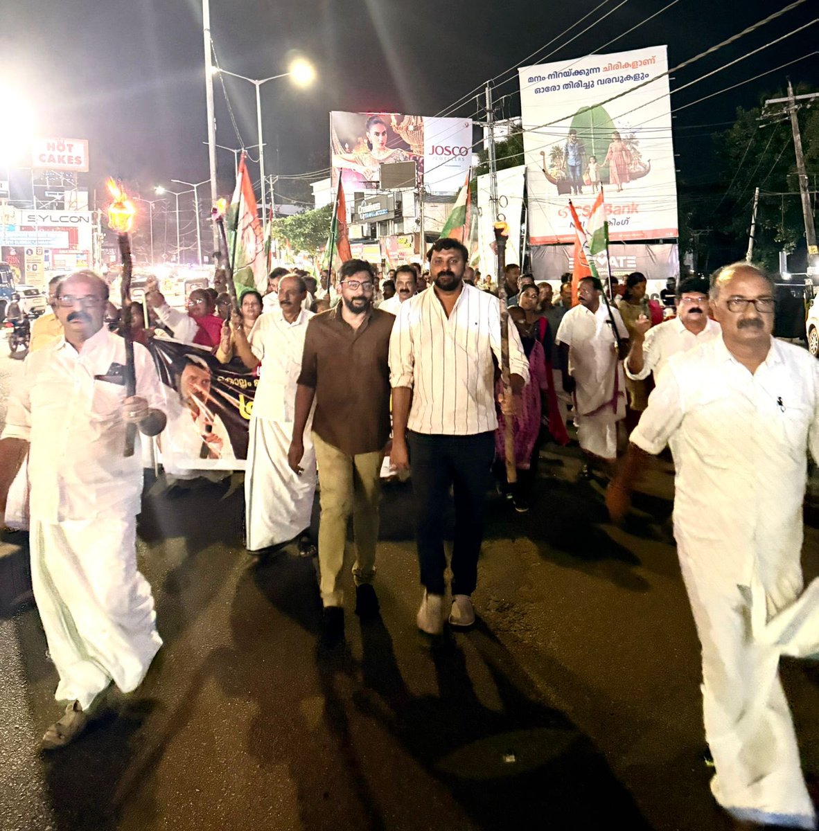 AmeenAzadRahim's tweet image. വോട്ട് കൊള്ളക്കെതിരെ പോരാടുന്ന ഇന്ത്യയുടെ പ്രതിപക്ഷ നേതാവ് @RahulGandhi ക്ക് ഐക്യദാർഢ്യം പ്രഖ്യാപിച്ചുകൊണ്ട് കൊല്ലം ജില്ലാ കോൺഗ്രസ് കമ്മിറ്റിയുടെ ഫ്രീഡം ലൈറ്റ് നൈറ്റ് മാർച്ചിൽ ഞാനും പങ്കാളിയായി. 
#FreedomLightNightMarch #VoteChori
#Congressi #AIPC #ProfessionalsForProgress