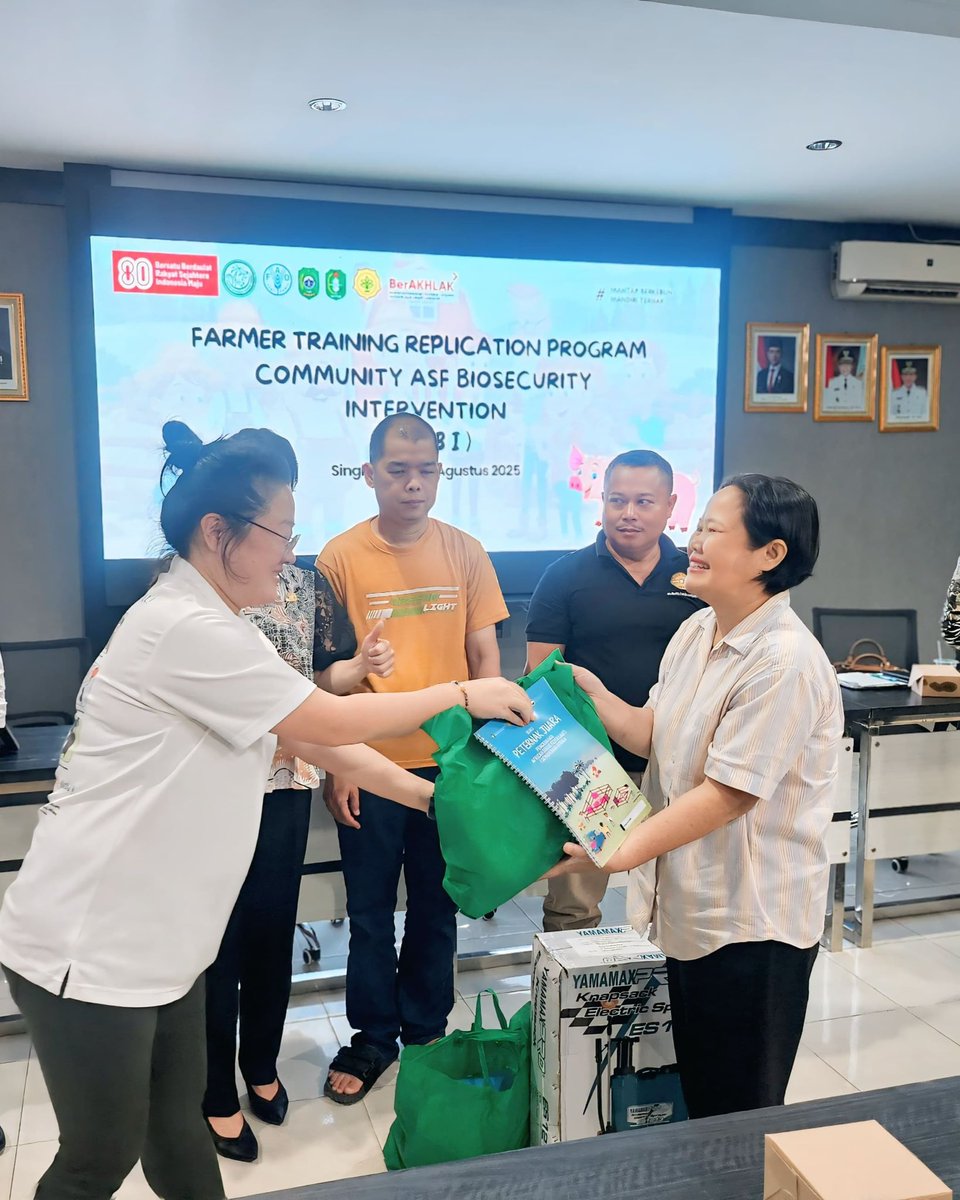 Good news from West Kalimantan!🎉

The success of the #CABI programme in protecting pig farms from #ASF 🐖🦠 has paved the way for <a href="/disbunnakkalbar/">Dinas Perkebunan dan Peternakan Prov. Kalbar</a> to expand it to📍Singkawang!

Local governments are stepping up to protect 🐷 &amp; secure people's livelihoods 💪

<a href="/FAOAsiaPacific/">FAO Asia Pacific</a>