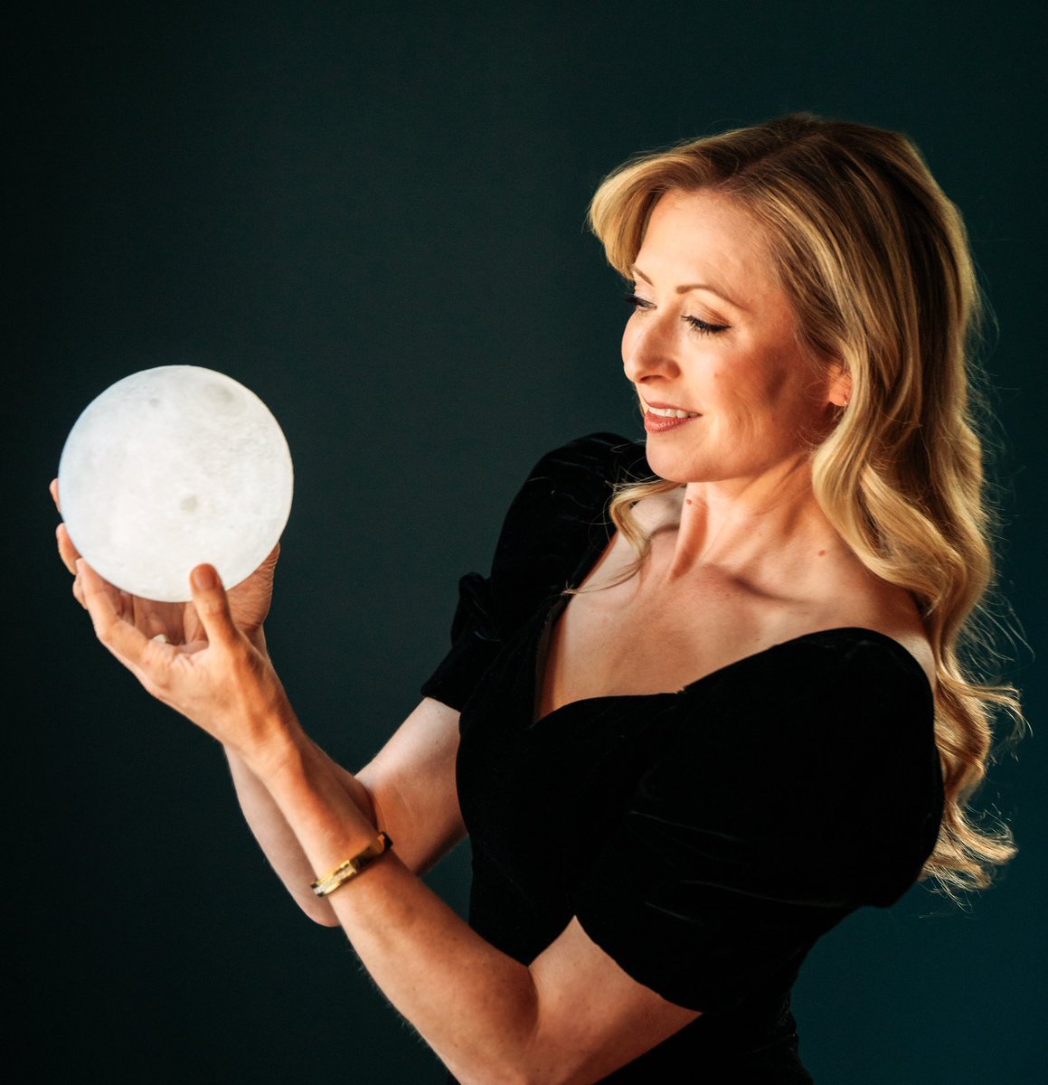 AngelaLovesJazz's tweet photo. @RayGallonMusic and my new single “Reaching for the Moon” is now out on all streaming platforms. Add to your romance playlists, and listen under a beautiful moonlit sky! #jazz #NewReleases #piano #jazzsinger #irvingberlin #jazzstandards #jazzimprov #nyc #yvr #yyj https://t.co/842wfdTepT