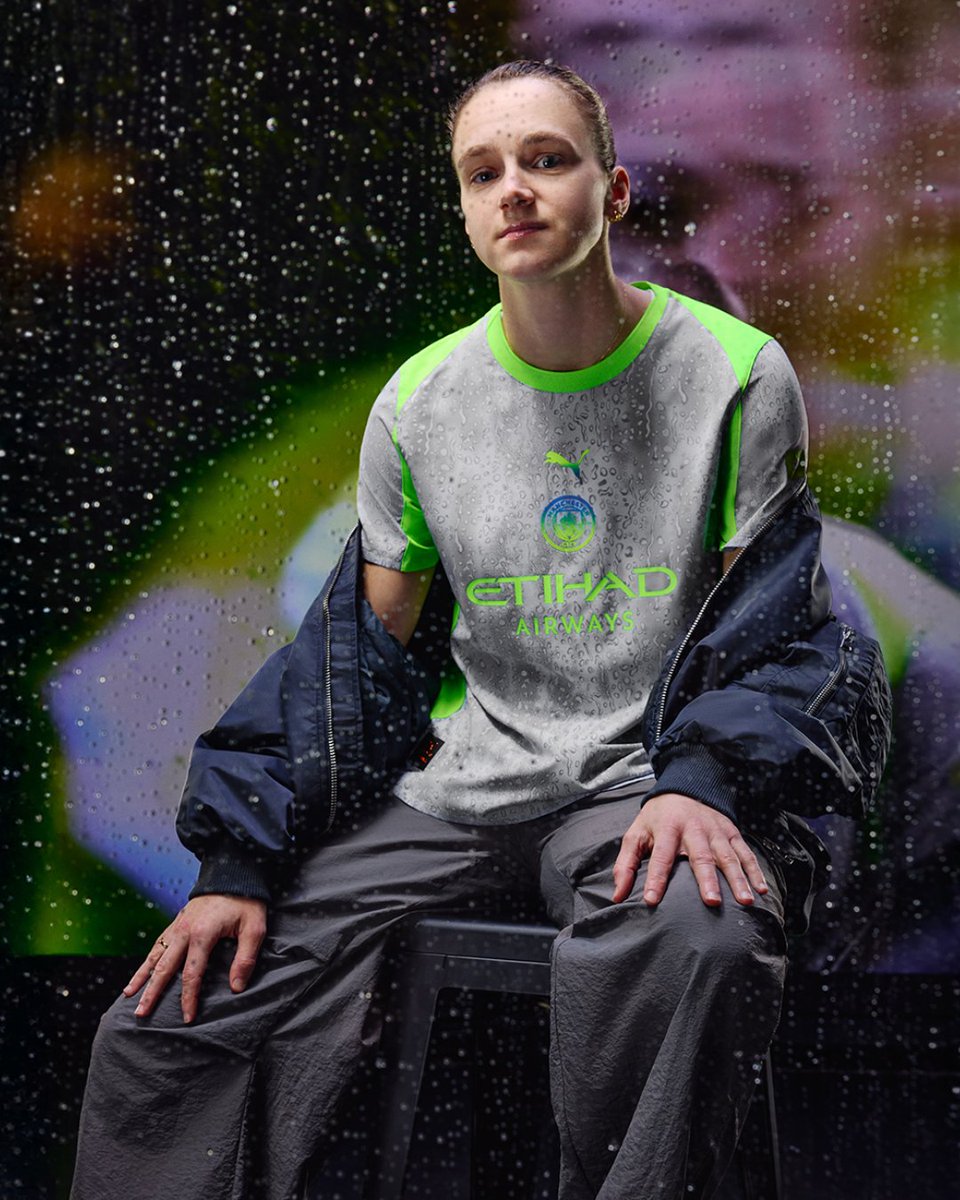 📸 Vivianne Miedema Modelling Man City's 3rd kit for the 2025-26 season. Inspired by Manchester Weather