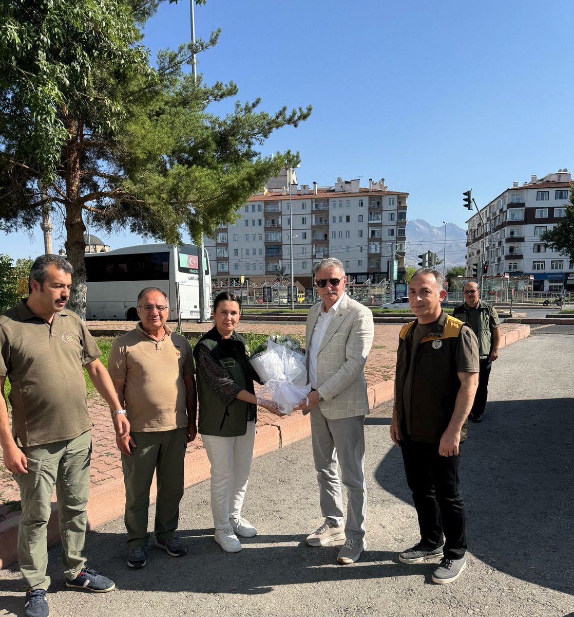 Ahmet_Guldal's tweet photo. 📍 Kayseri Başmüdürlüğümüzü ziyaret ederek, alım süreci başta olmak üzere yürütülen tüm faaliyetleri yerinde inceledik.

Hasat sezonunun büyük ölçüde tamamlandığı Kayseri’de, cari tarih itibarıyla 2️⃣1️⃣5️⃣.0️⃣0️⃣0️⃣ ton hububat alımı gerçekleştirilmiş olup, Başmüdürlüğümüzün hinterlandında faaliyet gösteren 2️⃣8️⃣ alım noktasında üreticilerimize hizmet sunulmaktadır.

Görevli personelimize teşekkür ediyor, görevlerinde kolaylıklar diliyorum.