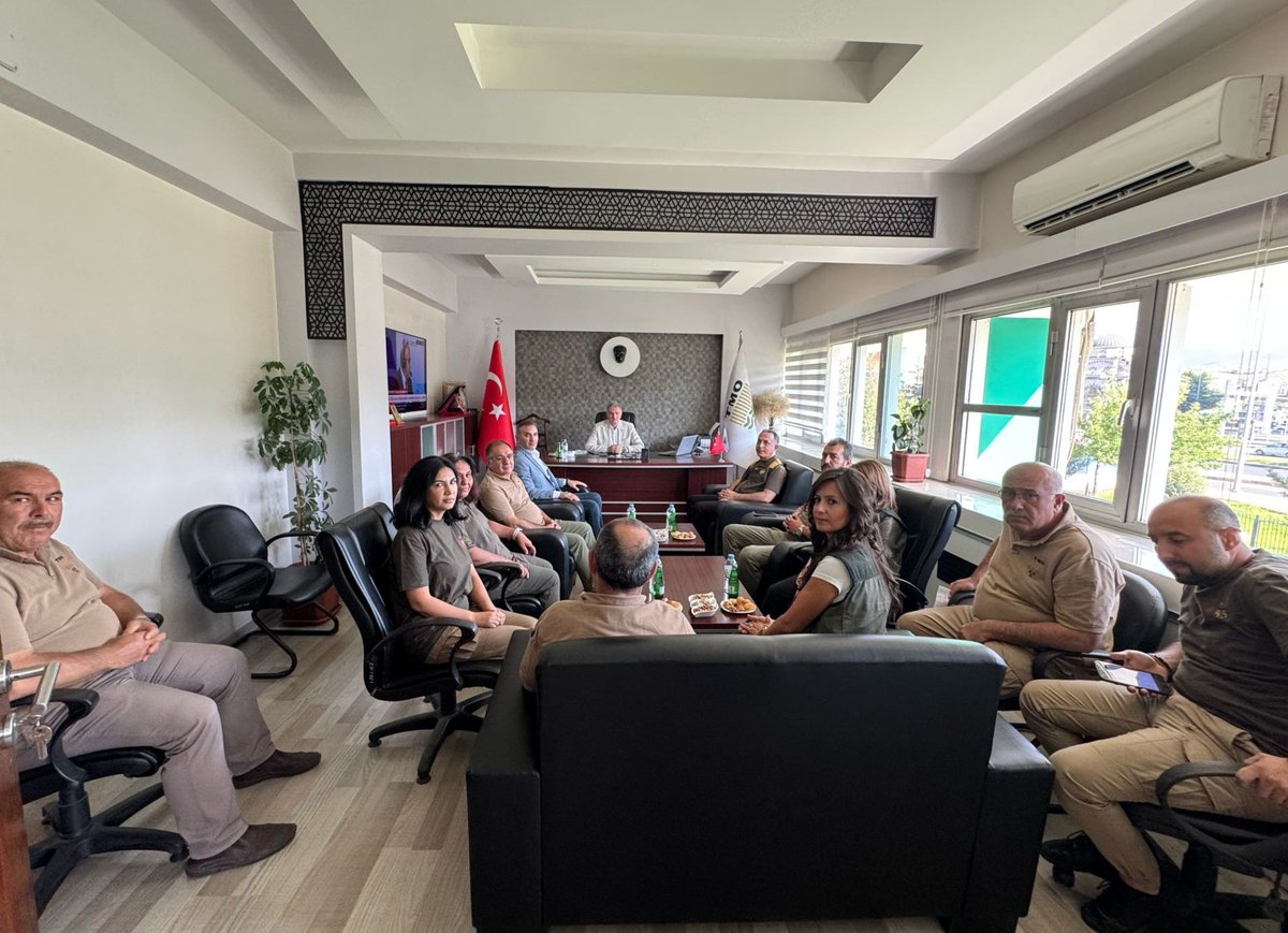 Ahmet_Guldal's tweet photo. 📍 Kayseri Başmüdürlüğümüzü ziyaret ederek, alım süreci başta olmak üzere yürütülen tüm faaliyetleri yerinde inceledik.

Hasat sezonunun büyük ölçüde tamamlandığı Kayseri’de, cari tarih itibarıyla 2️⃣1️⃣5️⃣.0️⃣0️⃣0️⃣ ton hububat alımı gerçekleştirilmiş olup, Başmüdürlüğümüzün hinterlandında faaliyet gösteren 2️⃣8️⃣ alım noktasında üreticilerimize hizmet sunulmaktadır.

Görevli personelimize teşekkür ediyor, görevlerinde kolaylıklar diliyorum.