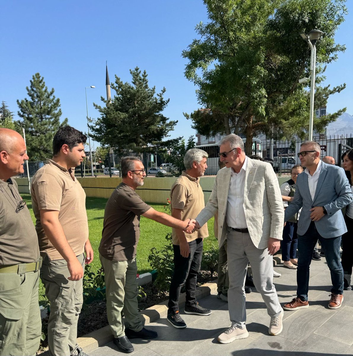 Ahmet_Guldal's tweet photo. 📍 Kayseri Başmüdürlüğümüzü ziyaret ederek, alım süreci başta olmak üzere yürütülen tüm faaliyetleri yerinde inceledik.

Hasat sezonunun büyük ölçüde tamamlandığı Kayseri’de, cari tarih itibarıyla 2️⃣1️⃣5️⃣.0️⃣0️⃣0️⃣ ton hububat alımı gerçekleştirilmiş olup, Başmüdürlüğümüzün hinterlandında faaliyet gösteren 2️⃣8️⃣ alım noktasında üreticilerimize hizmet sunulmaktadır.

Görevli personelimize teşekkür ediyor, görevlerinde kolaylıklar diliyorum.