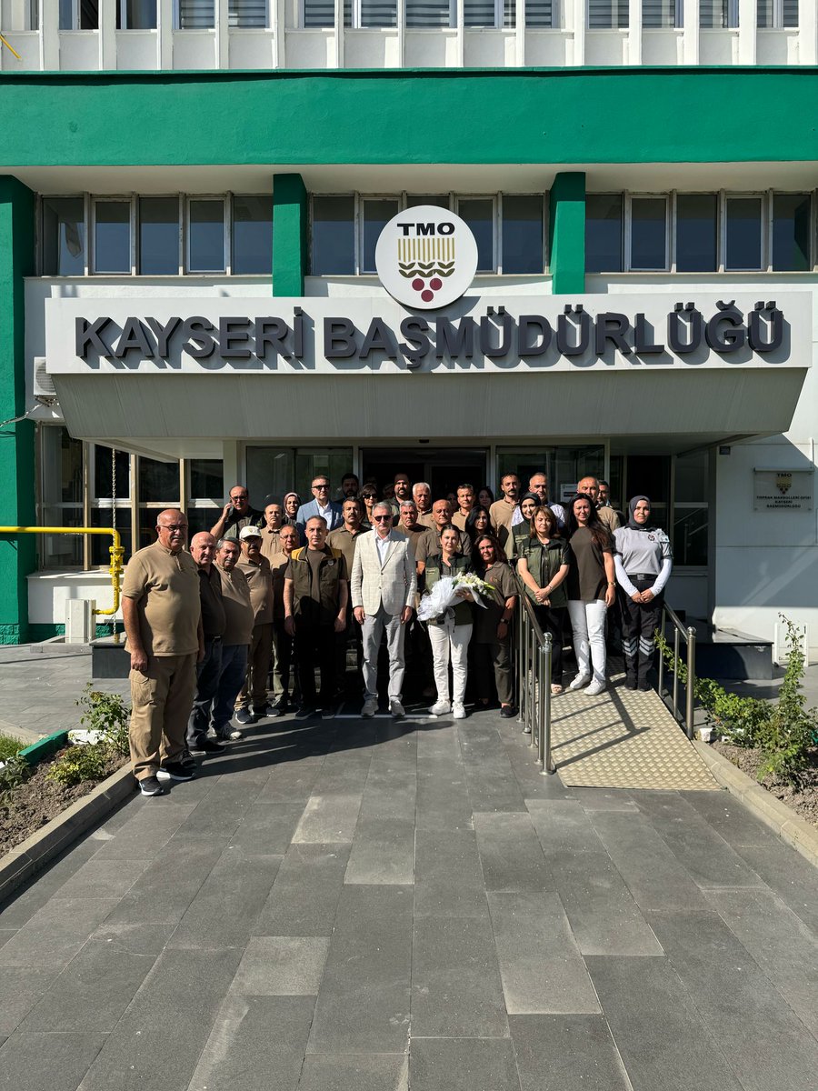 Ahmet_Guldal's tweet photo. 📍 Kayseri Başmüdürlüğümüzü ziyaret ederek, alım süreci başta olmak üzere yürütülen tüm faaliyetleri yerinde inceledik.

Hasat sezonunun büyük ölçüde tamamlandığı Kayseri’de, cari tarih itibarıyla 2️⃣1️⃣5️⃣.0️⃣0️⃣0️⃣ ton hububat alımı gerçekleştirilmiş olup, Başmüdürlüğümüzün hinterlandında faaliyet gösteren 2️⃣8️⃣ alım noktasında üreticilerimize hizmet sunulmaktadır.

Görevli personelimize teşekkür ediyor, görevlerinde kolaylıklar diliyorum.