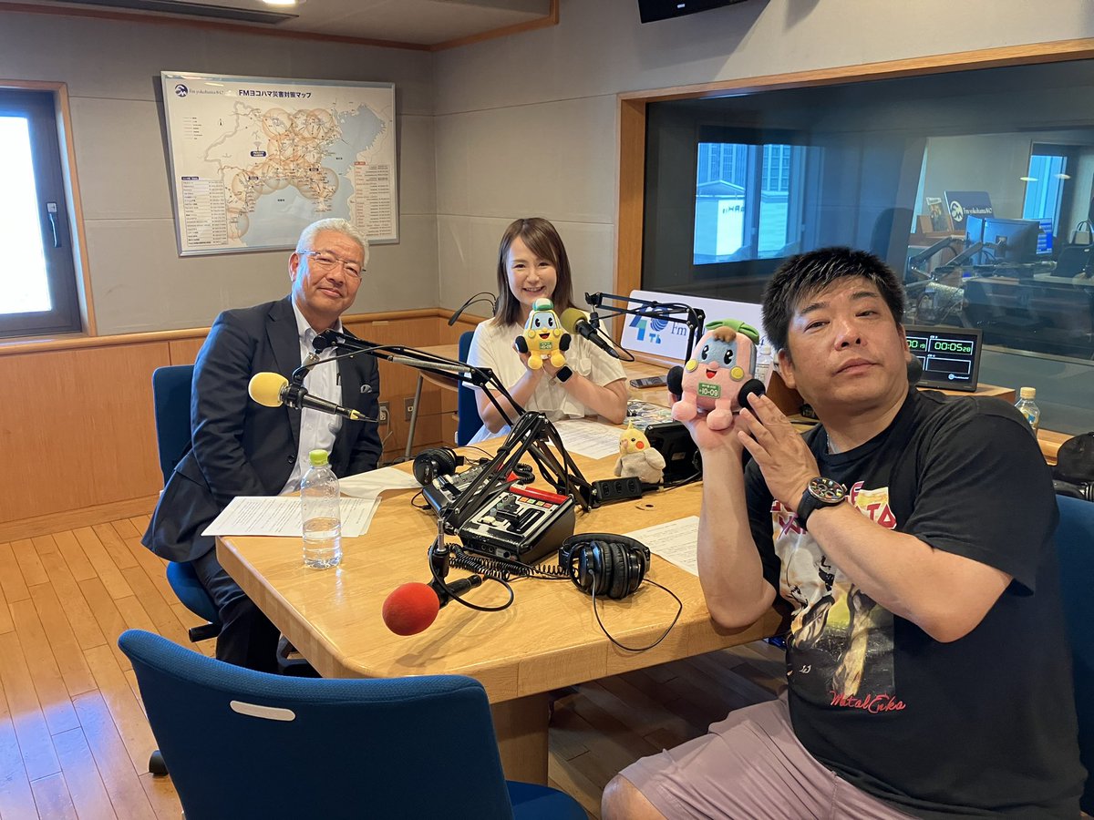 kanagawa_truck's tweet photo. 10月は毎週金曜日夕方、📻FMヨコハマ「Tresen Friday」（ヤングリスナー向け情報ワイド）内にてトラック運送業界のPRを行うため、本日、吉田会長、茅野広報副委員長、小林広報委員、近藤青年部会長、隆志青年部会副部会長が収録を行いました。＃FMヨコハマ　＃Tresen https://t.co/cRDjyLgGPp