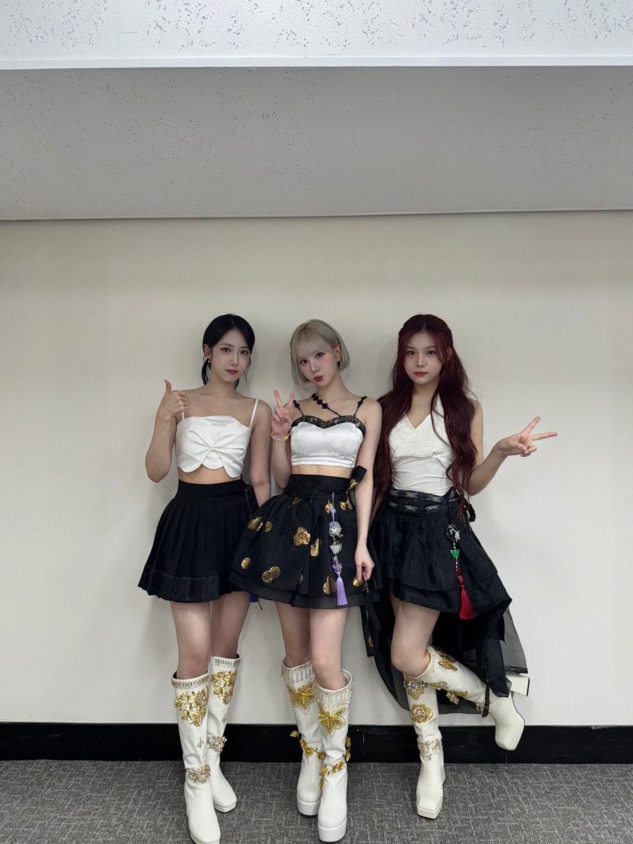 이게 왜 한복이냐고 딴지 거는 것보다 아이돌들 한복 입는 것도 광복절 기념도 눈치보는 시대에 본인들 의견으로 한복 의상으로 무대하고 광복절 기념 행사 참여하는 비비지 예쁘게 봐주샘