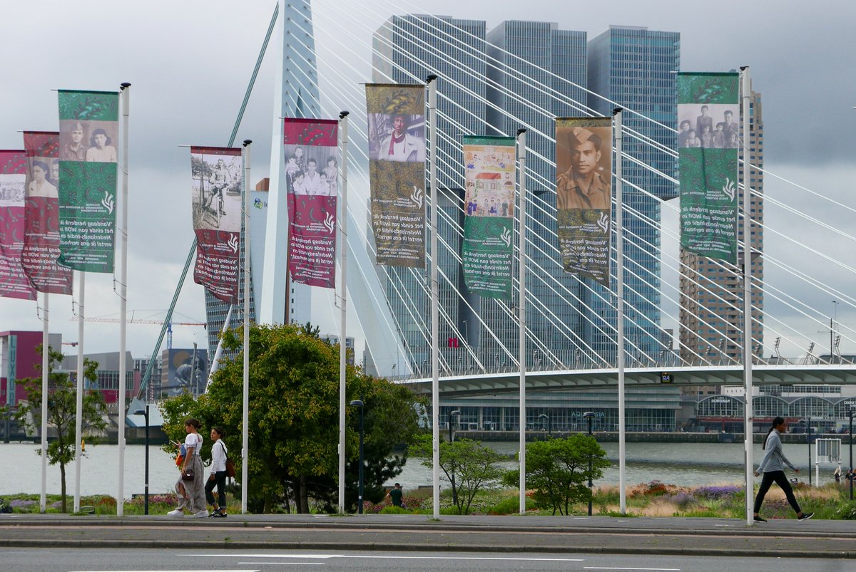 rotterdam's tweet photo. Vandaag herdenkt Nederland het einde van de Tweede Wereldoorlog in Nederlands-Indië. Ook in Rotterdam is een herdenking met een eigen karakter. En op vrijdag én zaterdag is er bij het Maritiem Museum een gratis te bezoeken Floating Pasar. 

Lees meer: 🔗 https://t.co/OFMQck4f1z https://t.co/J62IxKU36f