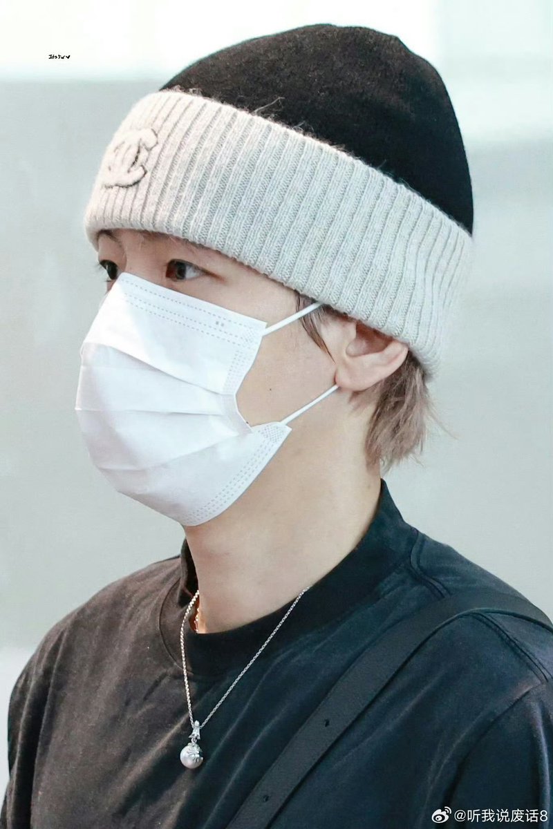 🍓seen with a new necklace after 🍒 came back to kr with shopping bags 😻