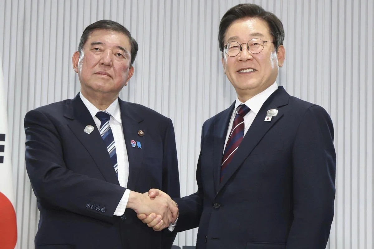 Өмнөд Солонгос, Япон хоёр улс 8 дугаар сарын 23-нд Токио хотноо хоёр талын дээд хэмжээний уулзалт хийхээр бэлтгэж байна. Энэ уулзалт нь Ерөнхийлөгч И Жэ Мён, Ерөнхий сайд Шигеру Ишиба нарын анхны уулзалт бөгөөд хоёр талын харилцаан дахь 2-р дайны үеийн "колоничлол"-ын асуудлаас