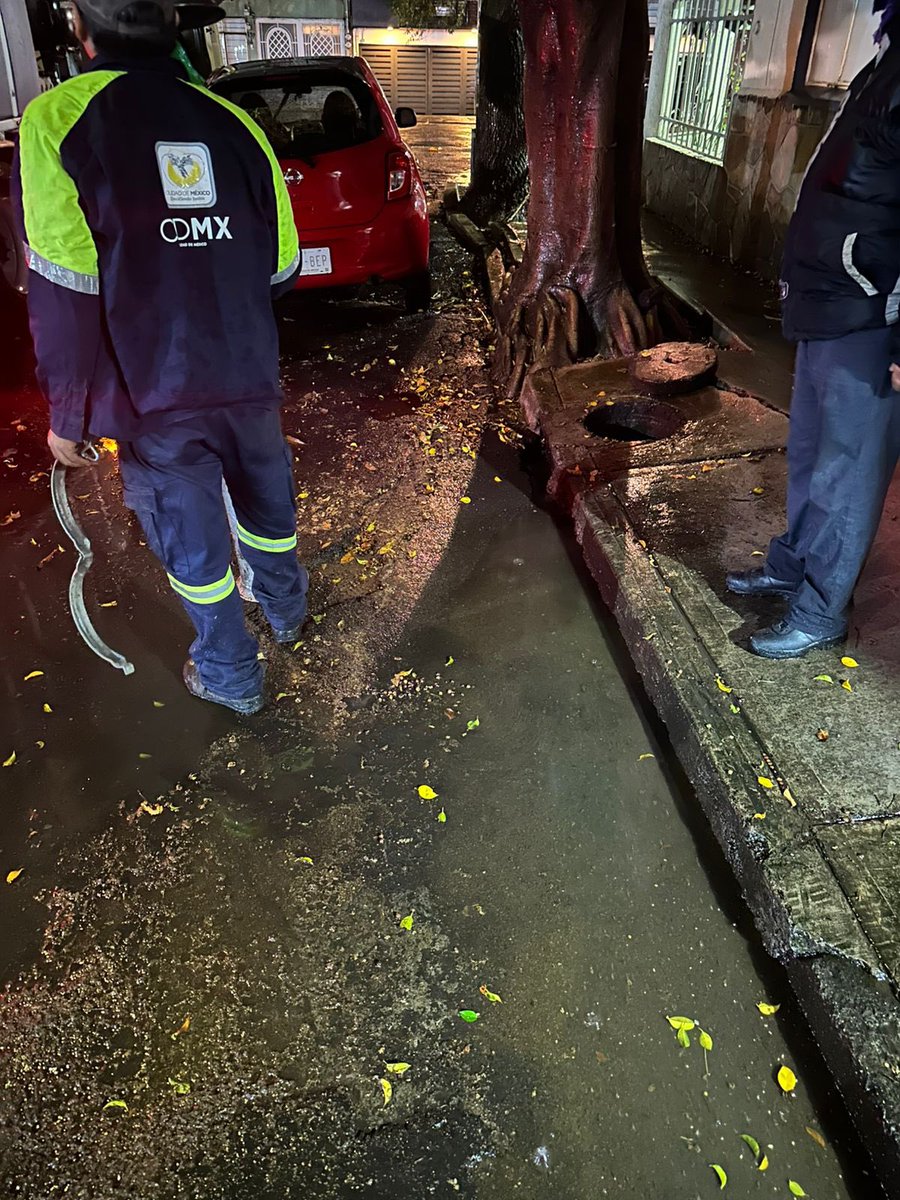 Se siguen atendiendo las calles de la colonia Postal con desazolve de coladeras pluviales sobre Tuy y Correspondencia. Seguimos pendientes con el equipo de Servicios Urbanos.
