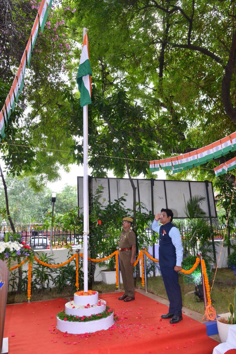 ChennaiCustoms's tweet photo. Chennai Airport & Air Cargo Commissionerates celebrated the 79th IndependenceDay at New Custom House, Meenambakkam, Chennai-600016. Principal Commissioner Dr. M.G. Thamizh Valavan hoisted the National flag & urged officers to uphold integrity & service to the nation. #Independenceday2025 #ChennaiCustoms #Cbic 
@cbic_india