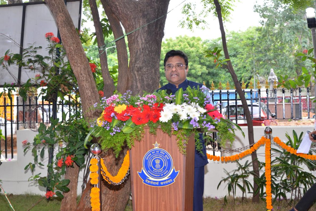 ChennaiCustoms's tweet photo. Chennai Airport & Air Cargo Commissionerates celebrated the 79th IndependenceDay at New Custom House, Meenambakkam, Chennai-600016. Principal Commissioner Dr. M.G. Thamizh Valavan hoisted the National flag & urged officers to uphold integrity & service to the nation. #Independenceday2025 #ChennaiCustoms #Cbic 
@cbic_india