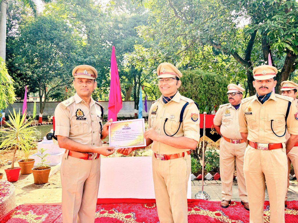 #79वें_स्वतंत्रता_दिवस के अवसर पर #SPGonda श्री विनीत जायसवाल द्वारा #ASPGonda_Eest श्री मनोज कुमार रावत व #ASPGonda_West श्री राधेश्याम राय को सेवाकाल में किए गए सराहनीय कार्यों हेतु प्रशस्ति पत्र देकर सम्मानित किया गया।
#IndependenceDay2025