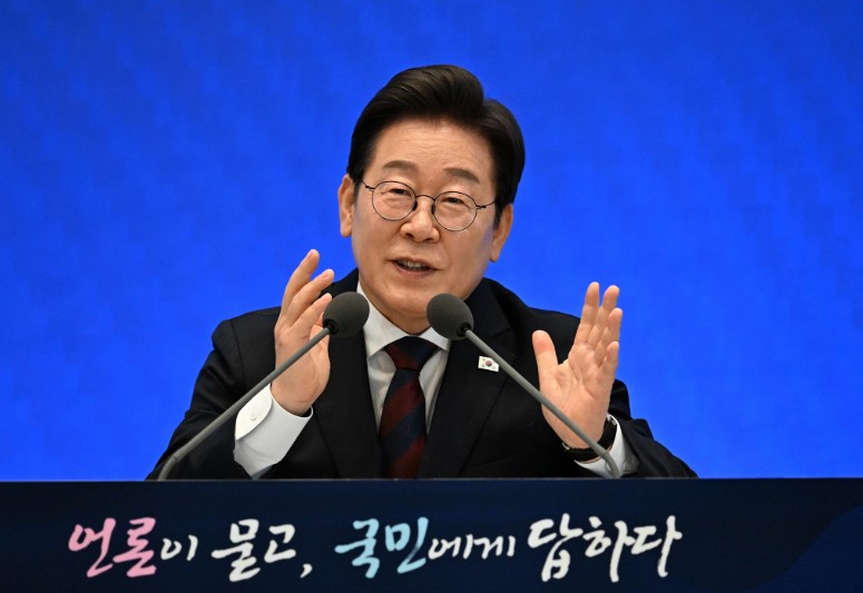 🇰🇵 🇰🇷 Өмнөд Солонгосын Ерөнхийлөгч И Жэ Мён Солонгосыг Японы колоничлолын дэглэмээс чөлөөлсний 80 жилийн ой (8-р сарын 15-ны өдөр)-г тохиолдуулан хэлсэн үгэндээ 2018 оны Өмнөд-Умардын цэргийн хэлэлцээрийг сэргээж, хил дээрх хурцадмал байдлыг бууруулахыг зорьж буйгаа мэдэгдлээ.