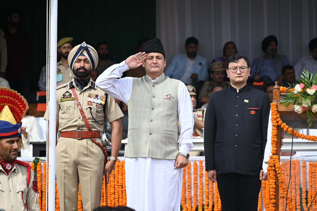 JavedDar_NC's tweet image. Honored to hoist the Tricolour and taking the salute at the 79th Independence Day celebrations in Baramulla. It was a moment of immense pride.