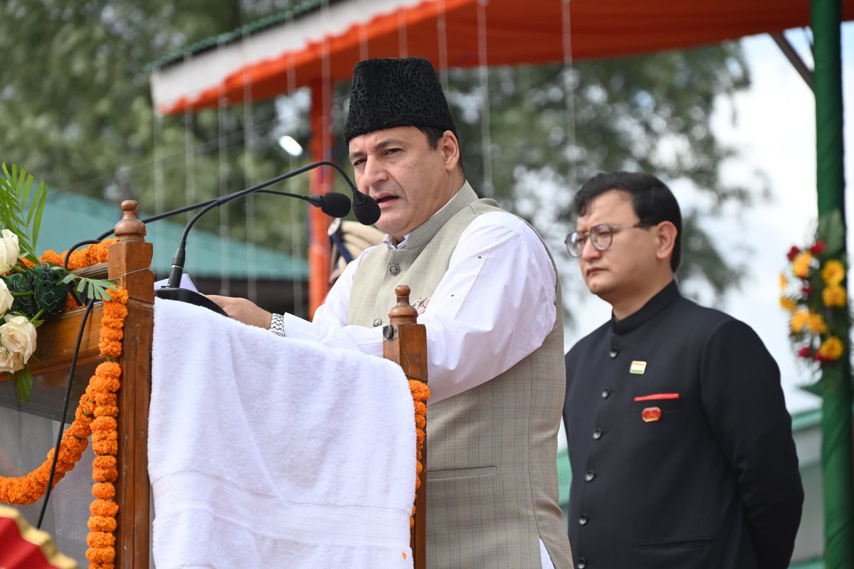 JavedDar_NC's tweet image. Honored to hoist the Tricolour and taking the salute at the 79th Independence Day celebrations in Baramulla. It was a moment of immense pride.