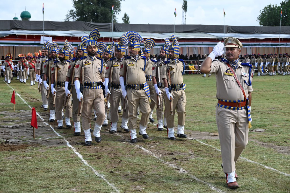 JavedDar_NC's tweet image. Honored to hoist the Tricolour and taking the salute at the 79th Independence Day celebrations in Baramulla. It was a moment of immense pride.