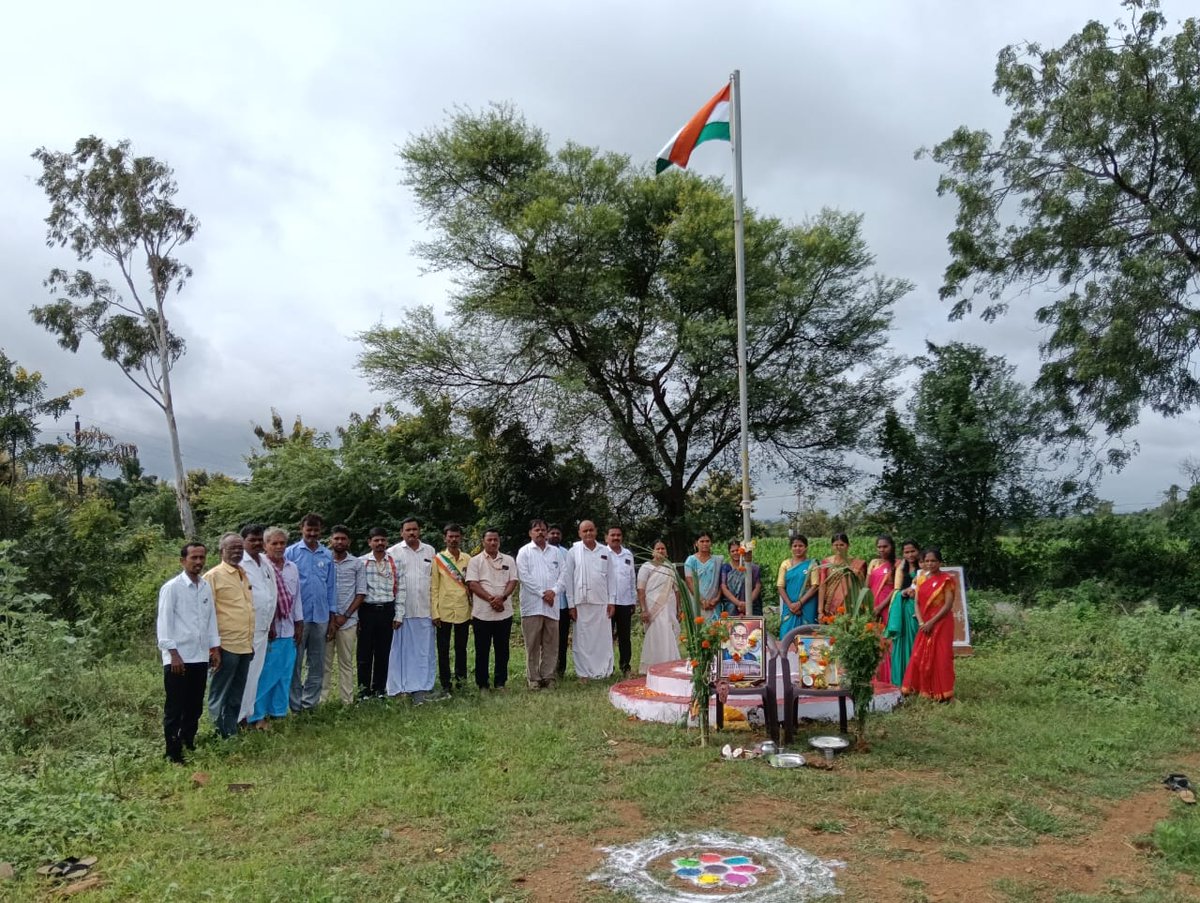 VJRMgnregs's tweet photo. ಹಡಗಲಿ ತಾಲೂಕಿನ ವಿವಿಧ ಗ್ರಾಮ ಪಂಚಾಯಿತಿಗಳ ವ್ಯಾಪ್ತಿಯಲ್ಲಿ ನರೇಗಾದಡಿ ಅಭಿವೃದ್ಧಿಪಡಿಸಿದ ಅಮೃತ ಸರೋವರದ ಬಳಿ 79ನೇ ಸ್ವಾತಂತ್ರ್ಯ ದಿನಾಚರಣೆ ಪ್ರಯುಕ್ತ ಇಂದು ಧ್ವಜಾರೋಹಣ ನೆರವೇರಿಸಲಾಯಿತು. https://t.co/rAxeN5uG6C