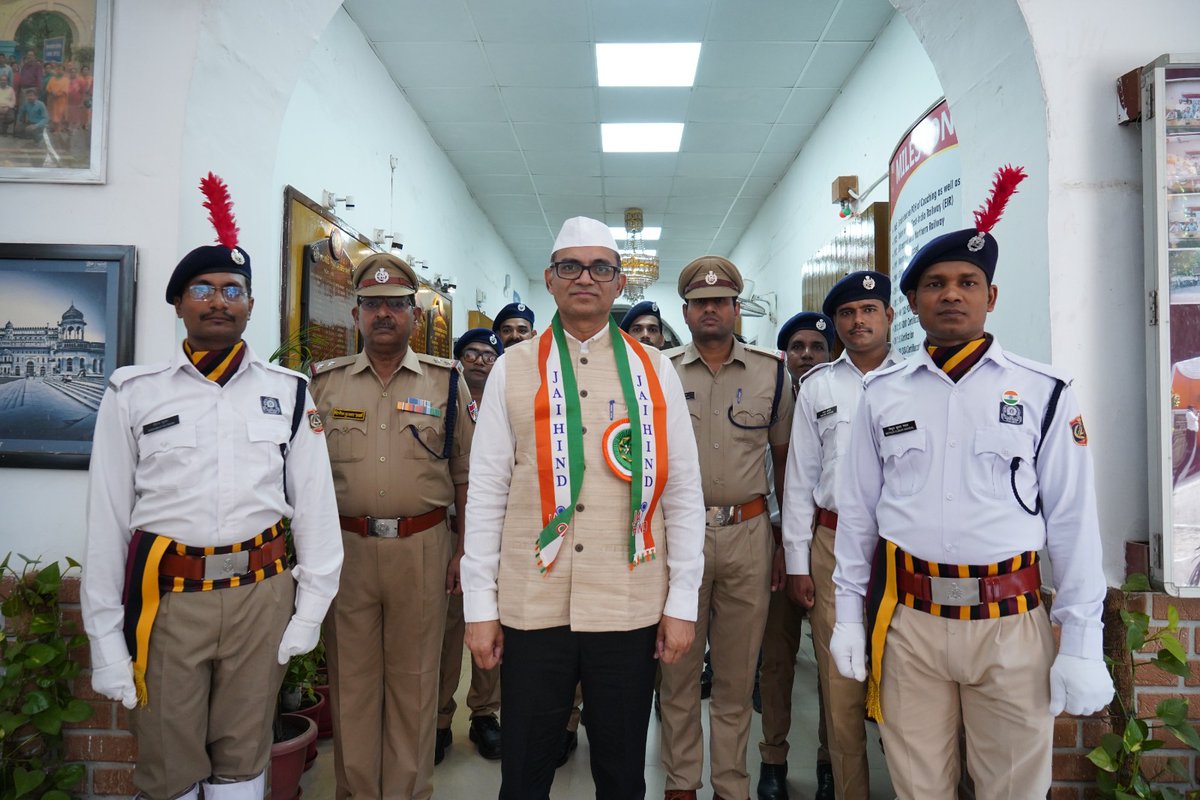 Cwm_Amv's tweet photo. 🇮🇳 Celebrated the spirit of Independence at Carriage Workshop, Alambagh, Lucknow, with great pride and patriotism.
Respected CWM Shri V.S. Yadav hoisted the National Flag, joined by all AMV  officers and staff , followed by vibrant celebrations.
Jai Hind! ✨
#IndependenceDay2025 https://t.co/wmEg969NEQ