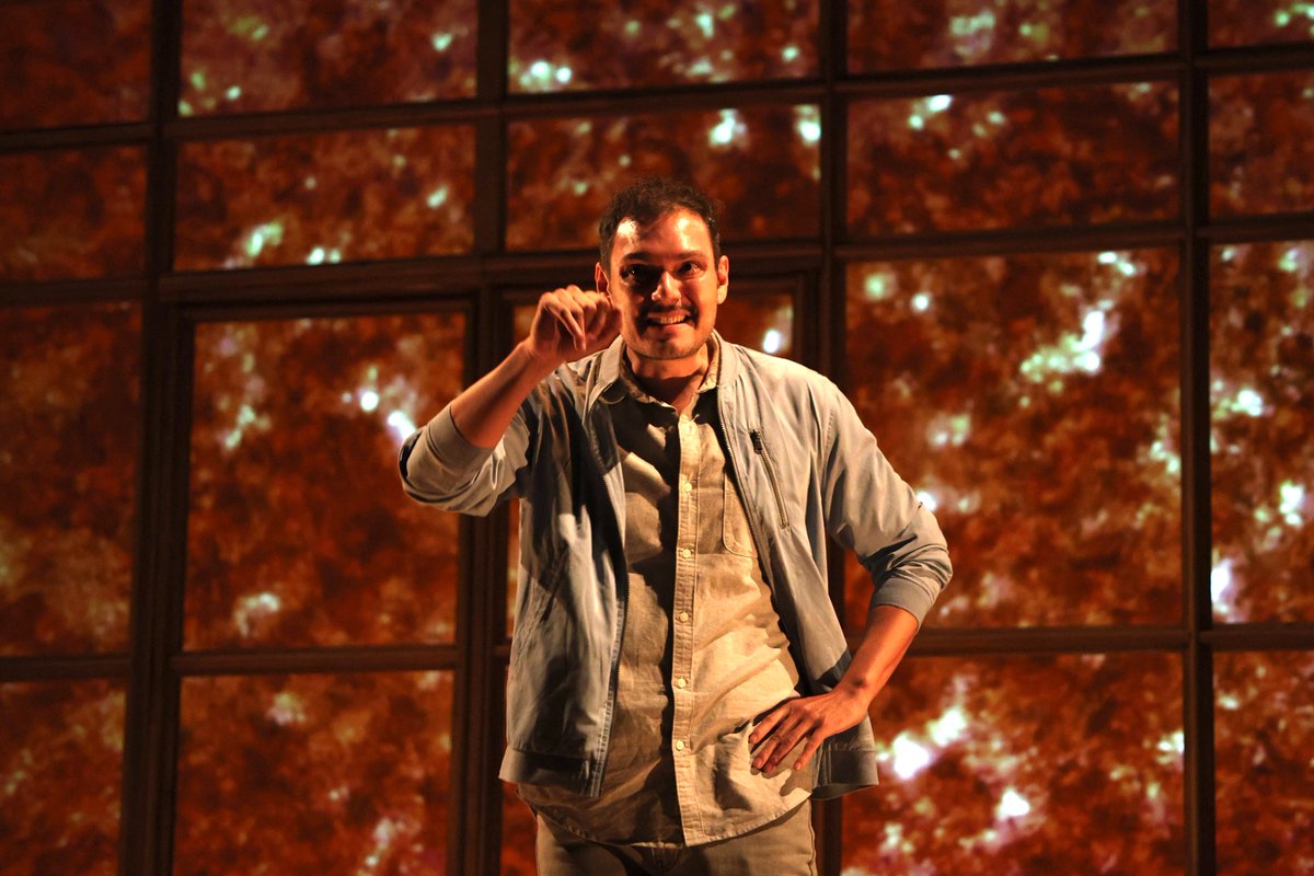 Esta noche FLORES NEGRAS DEL DESTINO NOS APARTAN estremeció al público conectando con personajes entrañables y vivencias que nos reflejan. Entre boleros, lágrimas y memorias, los espectadores recorrieron un viaje íntimo y profundo. 
🎟️ bit.ly/40mC5zU