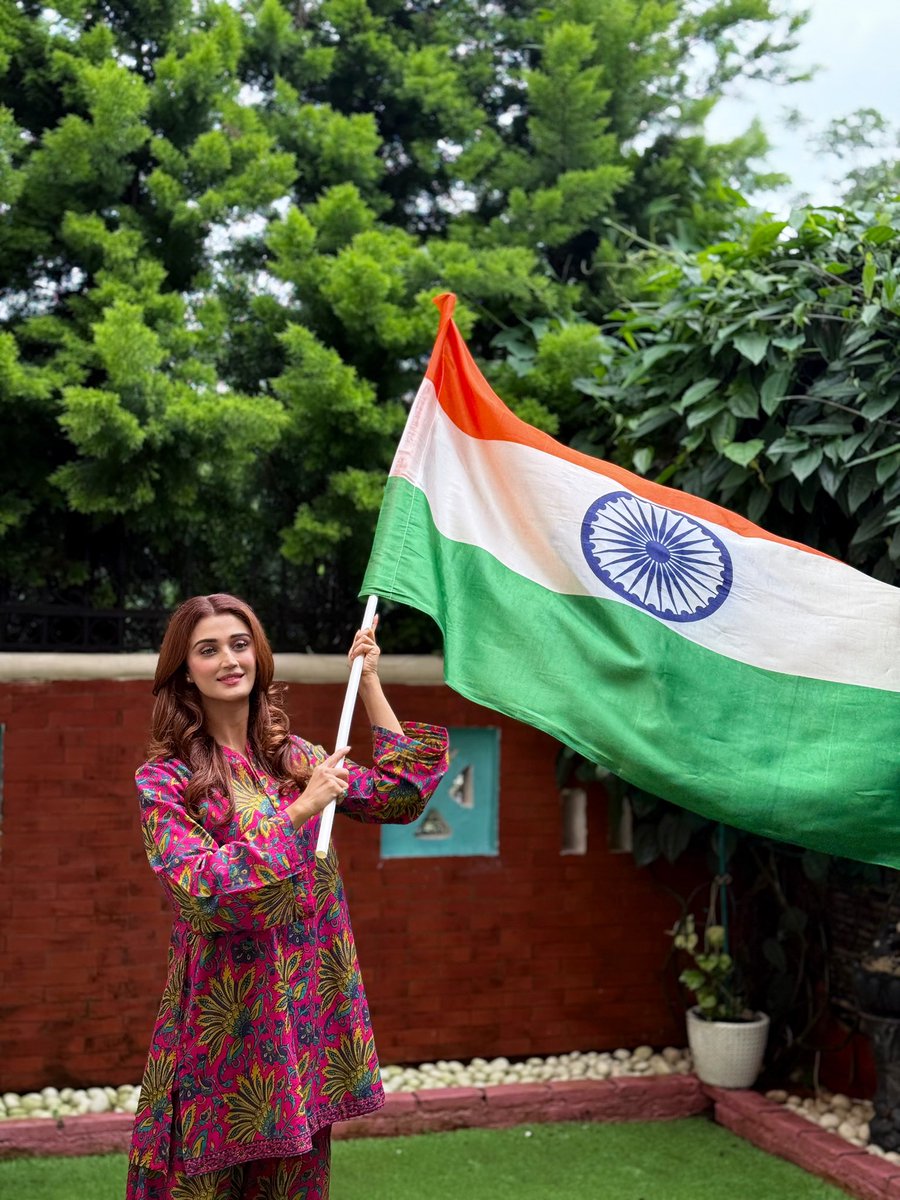 ArushiNishank's tweet photo. Freedom in mind, faith in words, pride in our soul. Saluting the real heroes of our nation.
Happy Independence Day💐💐

Jai Hind! 🇮🇳 Vande Mataram!

#HappyIndependenceDay #HappyIndependenceDay2025 #JaiHind #vandematram https://t.co/0PzwZDbPmR