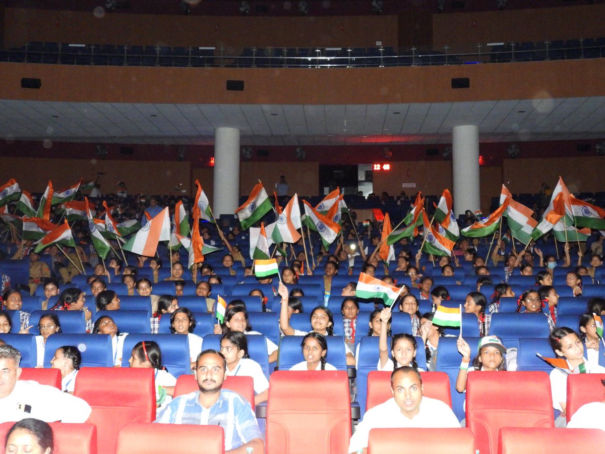VajraCorps_IA's tweet photo. 🇮🇳 Ek Shaam Veeron Ke Naam • Symphony of Freedom 🎶
On the eve of #IndependenceDay2025, Troops, Families, and School Children of #VajraCorps came together at Maharaja Ranjit Singh Auditorium, Jalandhar, for a Grand Military Band Concert — a Soul-Stirring Salute to our Brave & Fearless Soldiers.
With Rhythms of Gratitude and Notes of Pride, the Band filled the evening with Patriotic Fervour.
NCC Cadets and Young Students from Local Schools embraced the celebration, returning with the Spirit of Freedom in their hearts. 🇮🇳🎵

🇮🇳 एक शाम वीरों के नाम • आज़ादी के सुरों की संगिनी 🎶
#IndependenceDay2025 की पूर्व संध्या पर, #VajraCorps के वीर जवान, उनके परिवार और स्कूल के नौनिहाल, महाराजा रणजीत सिंह ऑडिटोरियम, जालंधर में हुए भव्य मिलिट्री बैंड कॉन्सर्ट में शामिल हुए — अपने बहादुर और निडर सैनिकों को श्रद्धा और गौरव के साथ नमन किया।
कृतज्ञता की धुनों और गर्व के स्वरों से सजी इस शाम ने पूरे माहौल को देशभक्ति के रंग में रंग दिया।
एनसीसी कैडेट्स और स्थानीय स्कूलों के छात्र-छात्राओं ने भी पूरे उत्साह से इसमें भाग लिया और अपने दिलों में आज़ादी की भावना लेकर लौटे। 🇮🇳🎵

🇮🇳 ਵੀਰਾਂ ਦੇ ਨਾਮ ਇਕ ਸ਼ਾਮ • ਆਜ਼ਾਦੀ ਦੇ ਸੁਰਾਂ ਦੀ ਸਿੰਫਨੀ 🎶
#IndependenceDay2025 ਦੀ ਪੂਰਵ ਸੰਧਿਆ ’ਤੇ, #VajraCorps ਦੇ ਜਵਾਨ, ਉਨ੍ਹਾਂ ਦੇ ਪਰਿਵਾਰ ਅਤੇ ਸਕੂਲੀ ਬੱਚੇ, ਮਹਾਰਾਜਾ ਰਣਜੀਤ ਸਿੰਘ ਆਡੀਟੋਰ���ਅਮ, ਜਲੰਧਰ ਵਿੱਚ ਇਕੱਠੇ ਹੋਏ — ਇੱਕ ਸ਼ਾਨਦਾਰ ਮਿਲਟਰੀ ਬੈਂਡ ਕਾਂਸਰਟ ਲਈ, ਜੋ ਸਾਡੇ ਬਹਾਦਰ ਅਤੇ ਨਿਡਰ ਸੈਨਿਕਾਂ ਨੂੰ ਰੂਹ ਨੂੰ ਛੂਹਣ ਵਾਲੀ ਸ਼ਰਧਾਂਜਲੀ ਸੀ।
ਸ਼ੁਕਰਾਨੇ ਦੇ ਸੁਰਾਂ ਅਤੇ ਮਾਣ ਦੇ ਤਾਨਾਂ ਨਾਲ, ਬੈਂਡ ਨੇ ਪੂਰੀ ਸ਼ਾਮ ਨੂੰ ਦੇਸ਼ਭਕਤੀ ਦੇ ਰੰਗਾਂ ਨਾਲ ਭਰ ਦਿੱਤਾ।
ਐਨਸੀਸੀ ਕੈਡੇਟ ਅਤੇ ਸਥਾਨਕ ਸਕੂਲਾਂ ਦੇ ਨੌਜਵਾਨ ਵਿਦਿਆਰਥੀਆਂ ਨੇ ਵੀ ਉਤਸ਼ਾਹ ਨਾਲ ਇਸ ਜਸ਼ਨ ਦਾ ਆਨੰਦ ਮਾਣਿਆ ਅਤੇ ਆਪਣੇ ਦਿਲਾਂ ਵਿੱਚ ਆਜ਼ਾਦੀ ਦੀ ਰੂਹ ਲੈ ਕੇ ਵਾਪਸ ਮੁੜੇ। 🇮🇳🎵

#EkShaamVeeronKeNaam #SymphonyOfFreedom #IndianArmy #VajraWarriors #IndependenceDay #JaiHind #NationFirst #PatrioticMelodies

@adgpi @westerncomd_IA @pro_defence @prodefencechan1 @OfficialAwwa @APSJalandhar @HQ_DG_NCC @DIAV20 @DIRECTORATERTG