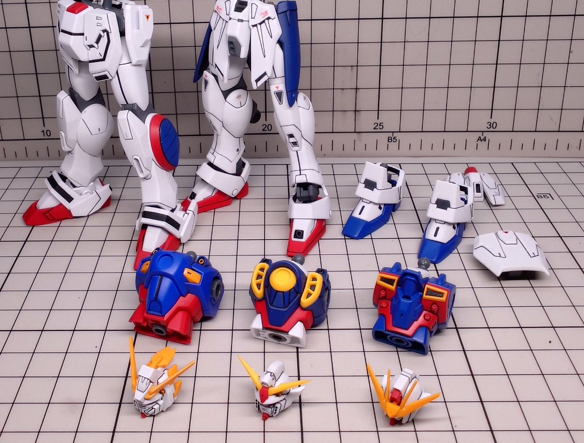 as_Alma02's tweet photo. 息抜きにGWXの3機を作ってる
白は成型色のお手軽仕上げ🙂 https://t.co/RnI5ROHbI2