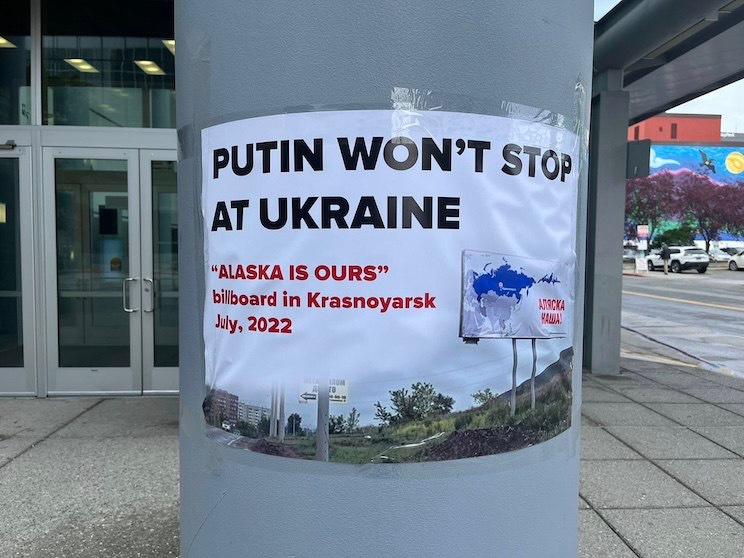 У штаті Аляска, куди сьогодні має приїхати путін, люди зібралися на проукраїнський мітинг. Учасники тримають прапори України і синьо-жовті плакати та закликають Трампа не робити поступок російському диктатору is.gd/qf5jh7