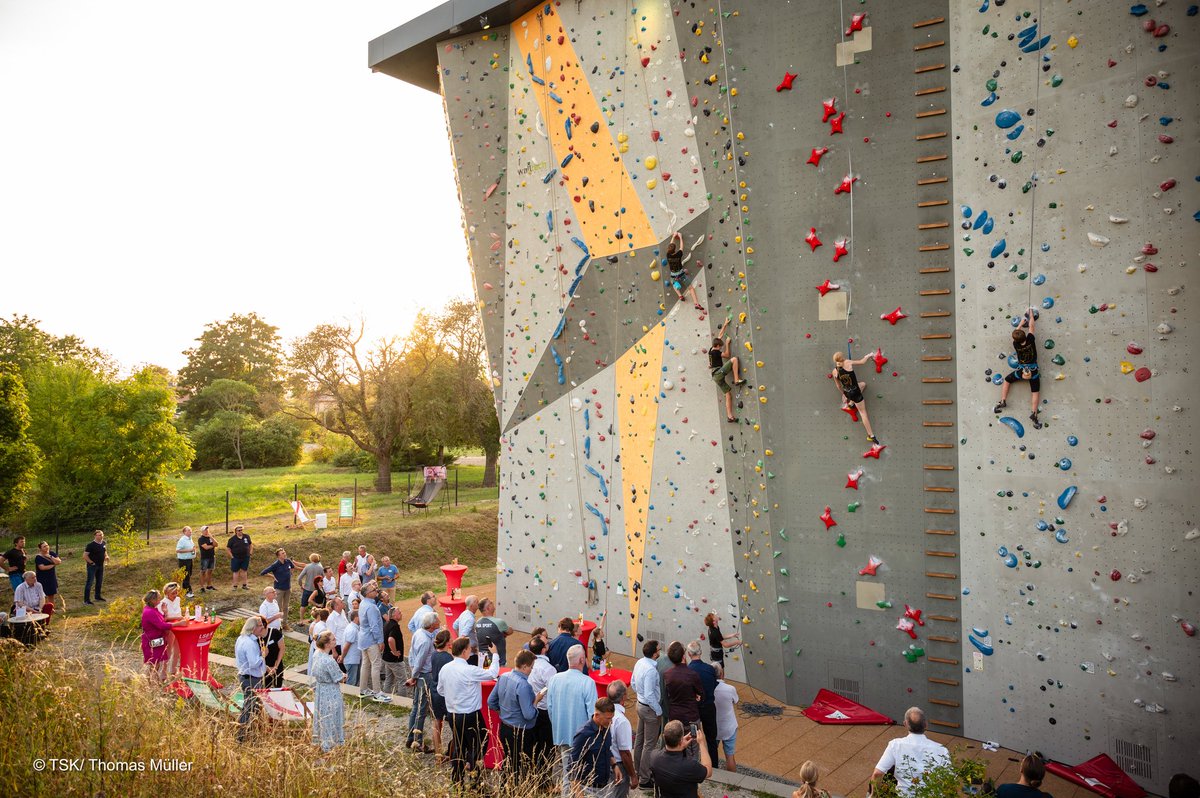 Rekorde &amp; Rückenwind im Thüringer Sport 🧗🏻‍♀️🏆

Über 385.000 Mitglieder in 3.200 Sportvereinen – erstmals ist jedes zweite Kind in Thüringen in einem Sportverein aktiv. Das feierte das Sportland Thüringen gestern in der Kletterhalle Weimar.

„Sport und Ehrenamt gehören zusammen.