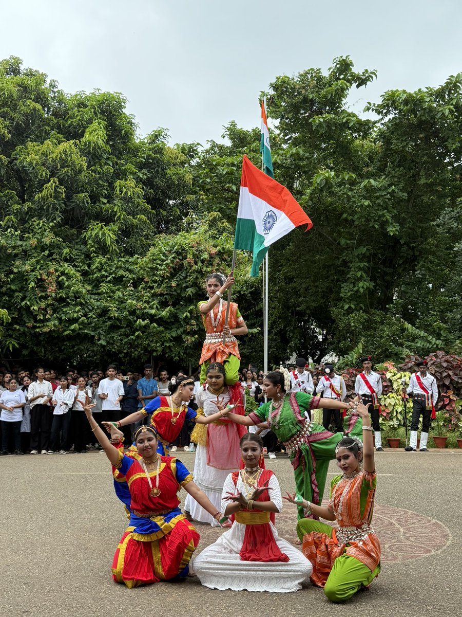 Andrew007Uk's tweet image. This year I celebrated Independence Day @centurionuniv in Bhubaneswar.  UK institutions are developing exciting collaborations with this excellent university &amp;amp; I was delighted to spend 15th August celebrating in a 4th state in 8 years.

#FlagHoisting #parade #colour #culture