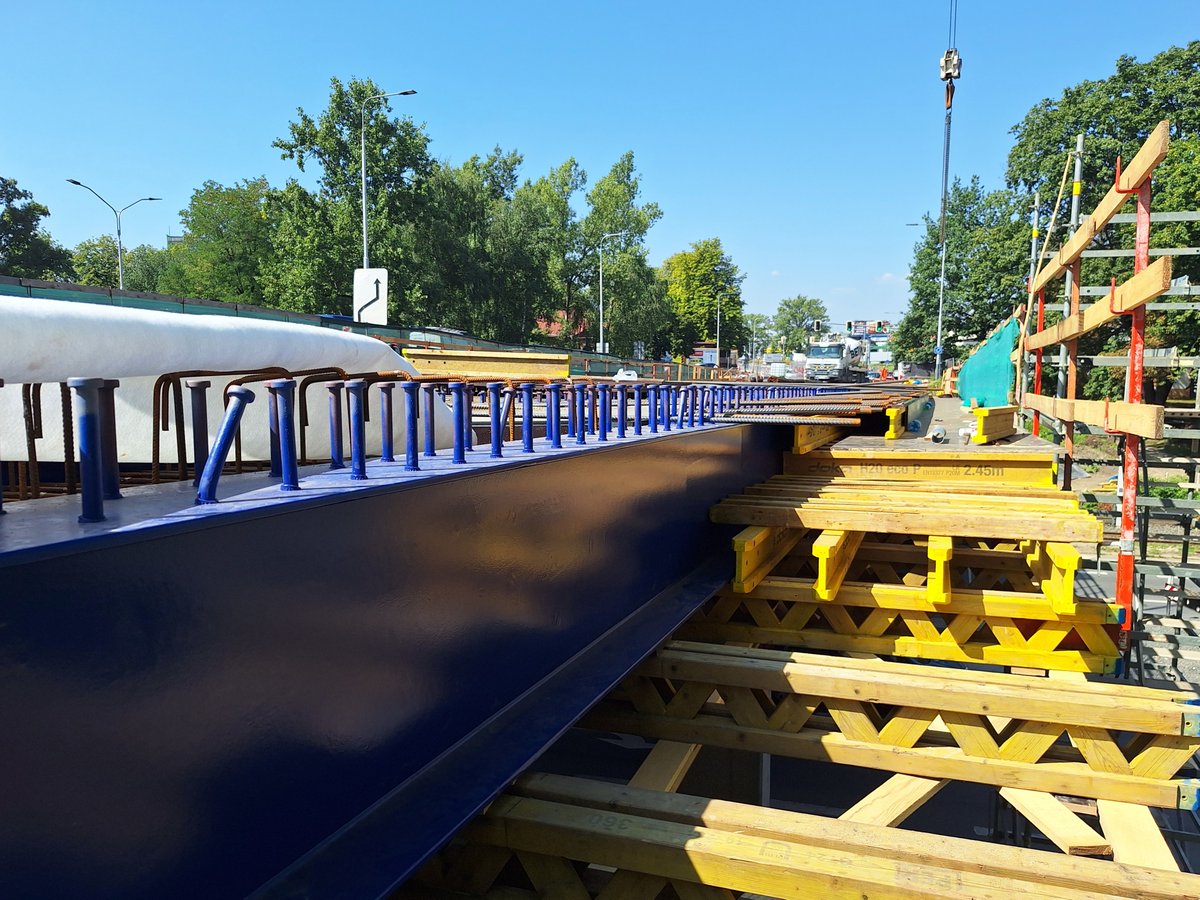 RSD_MSlezsky's tweet photo. Tento týden oprava mostu u vítkovického Hornbachu v Ostravě postoupí dále díky armování a bednění spřažené desky (spojuje ocelovou konstrukci s betonovou deskou). V plánu je také ošetřování nově položeného betonu nebo pokračování zhotovení závěrných zídek a křídel (přes víkend). https://t.co/s5ZXlLtbDh