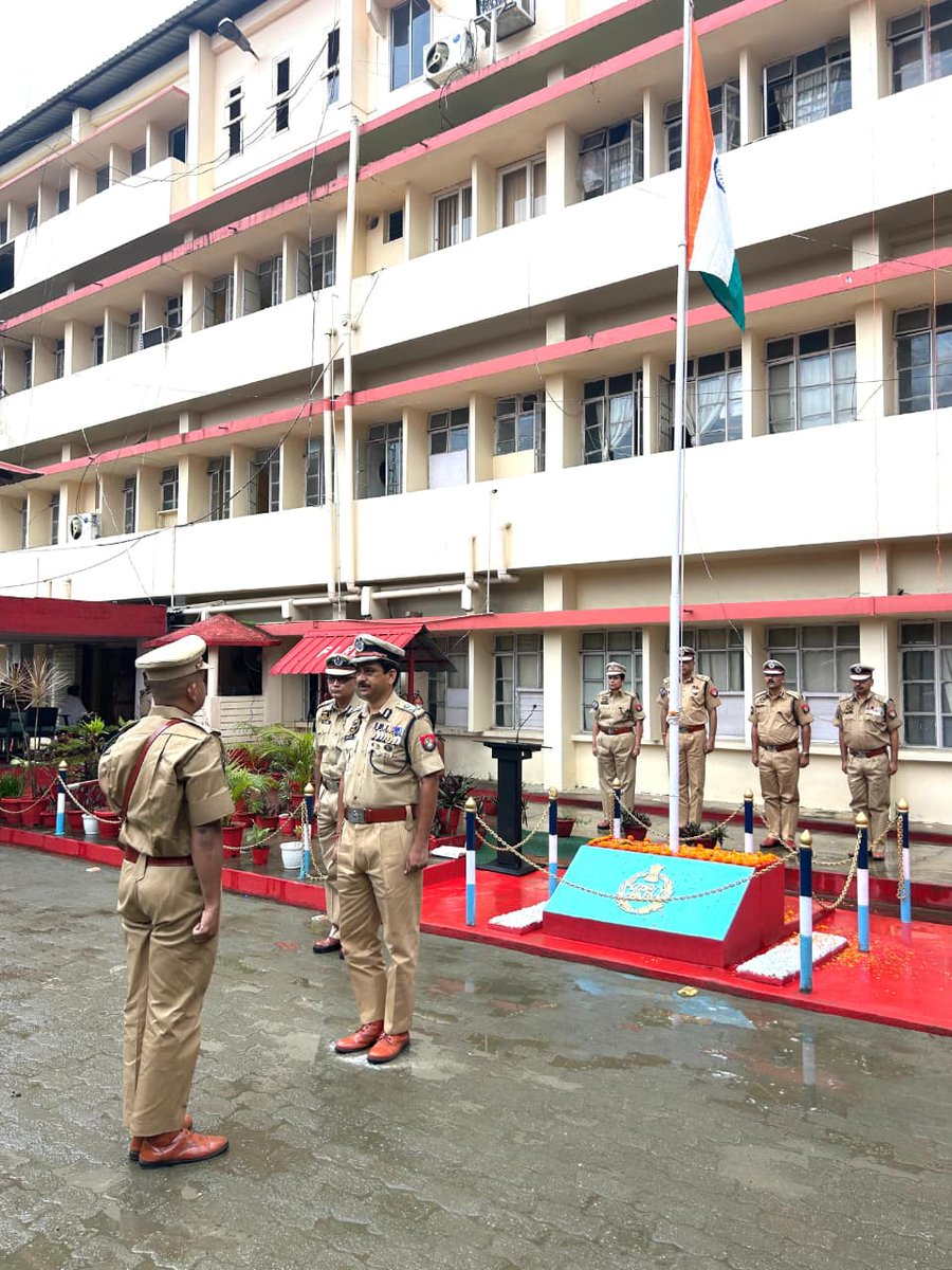 AproHq's tweet photo. IGP(C) Shri Akhilesh Kr Singh, IPS, with DP(C) Shri Prasanta Saikia &amp; APRO HQ team, celebrated Independence with pride, unity &amp; the tricolour soaring high.
@assampolice @HardiSpeaks @akhilesh03ips https://t.co/VtTaWvOlxY