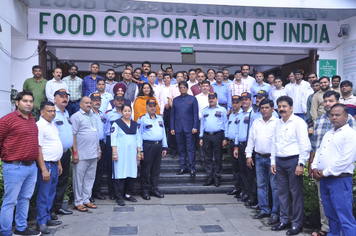 On the occasion of Independence Day, Sh Ashutosh Agnihotri, CMD hoisted the National Flag at the FCI HQ.

On this occasion we reaffirm our unwavering commitment to the nation.

#IndependenceDay #स्वतंत्रता_दिवस #JaiHind