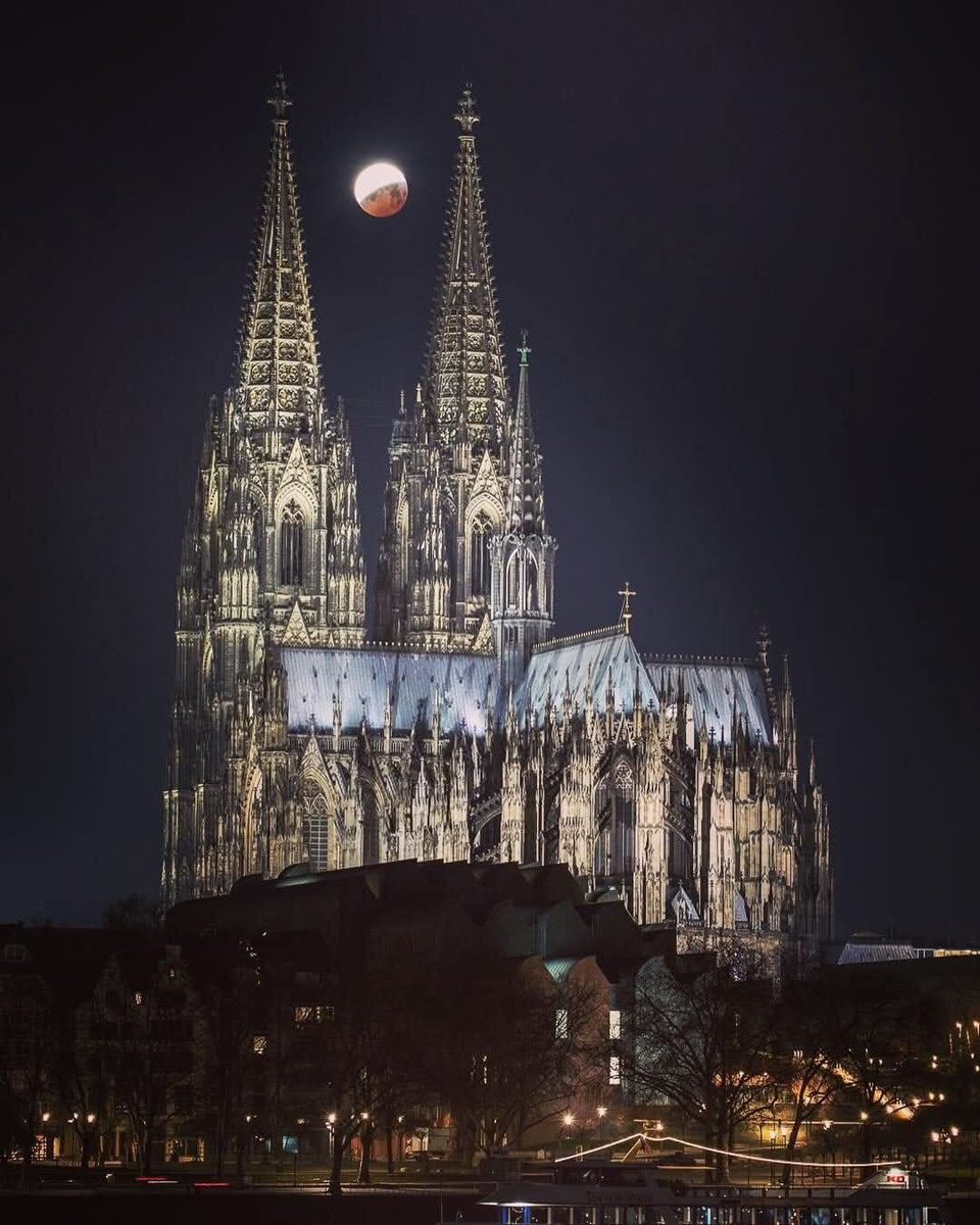 Heute (15.August, 1248), vor 776 Jahren, wurde der Grundstein des Kölner Doms gelegt. Im Jahr 1880, nach langer Bauunterbrechung, wurde der Dom im neogotischen Stil fertig gestellt und galt zu jener Zeit mit 157 m als das höchste Gebäude der Welt.