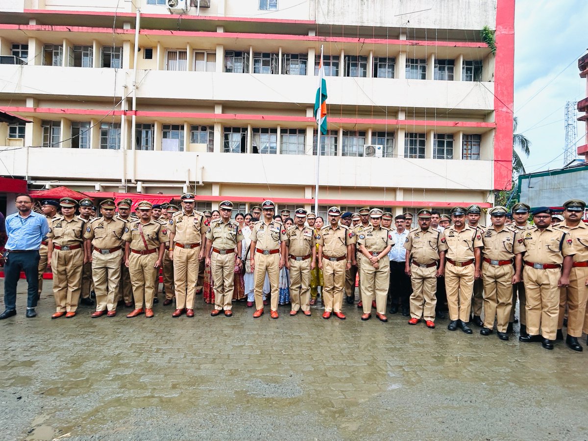 AproHq's tweet photo. IGP(C) Shri Akhilesh Kr Singh, IPS, with DP(C) Shri Prasanta Saikia &amp; APRO HQ team, celebrated Independence with pride, unity &amp; the tricolour soaring high.
@assampolice @HardiSpeaks @akhilesh03ips https://t.co/VtTaWvOlxY