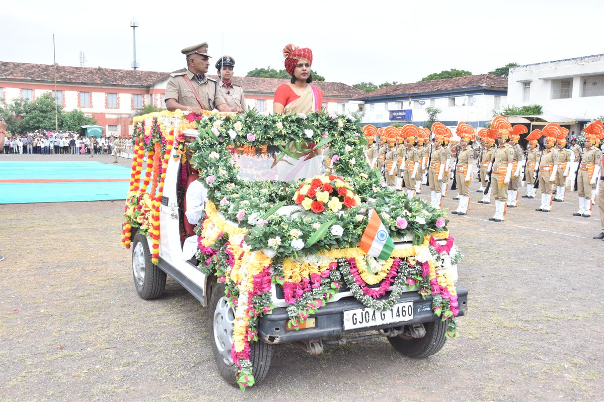 ભારત વર્ષના ' ૭૯ માં સ્વાતંત્ર્ય પર્વ' નિમિત્તે જિલ્લા કક્ષાનો ધ્વજવંદન કાર્યક્રમમાં પરેડ નિરીક્ષણ કરી નાગરિકો અને બાળકોનું અભિવાદન જીલ્યુ. 
<a href="/CMOGuj/">CMO Gujarat</a> 
<a href="/BhanubenMLA/">Bhanuben Babariya</a> 
<a href="/revenuegujarat/">Revenue Dep. Gujarat</a> 
<a href="/InfoBotadGoG/">Info Botad GoG</a>