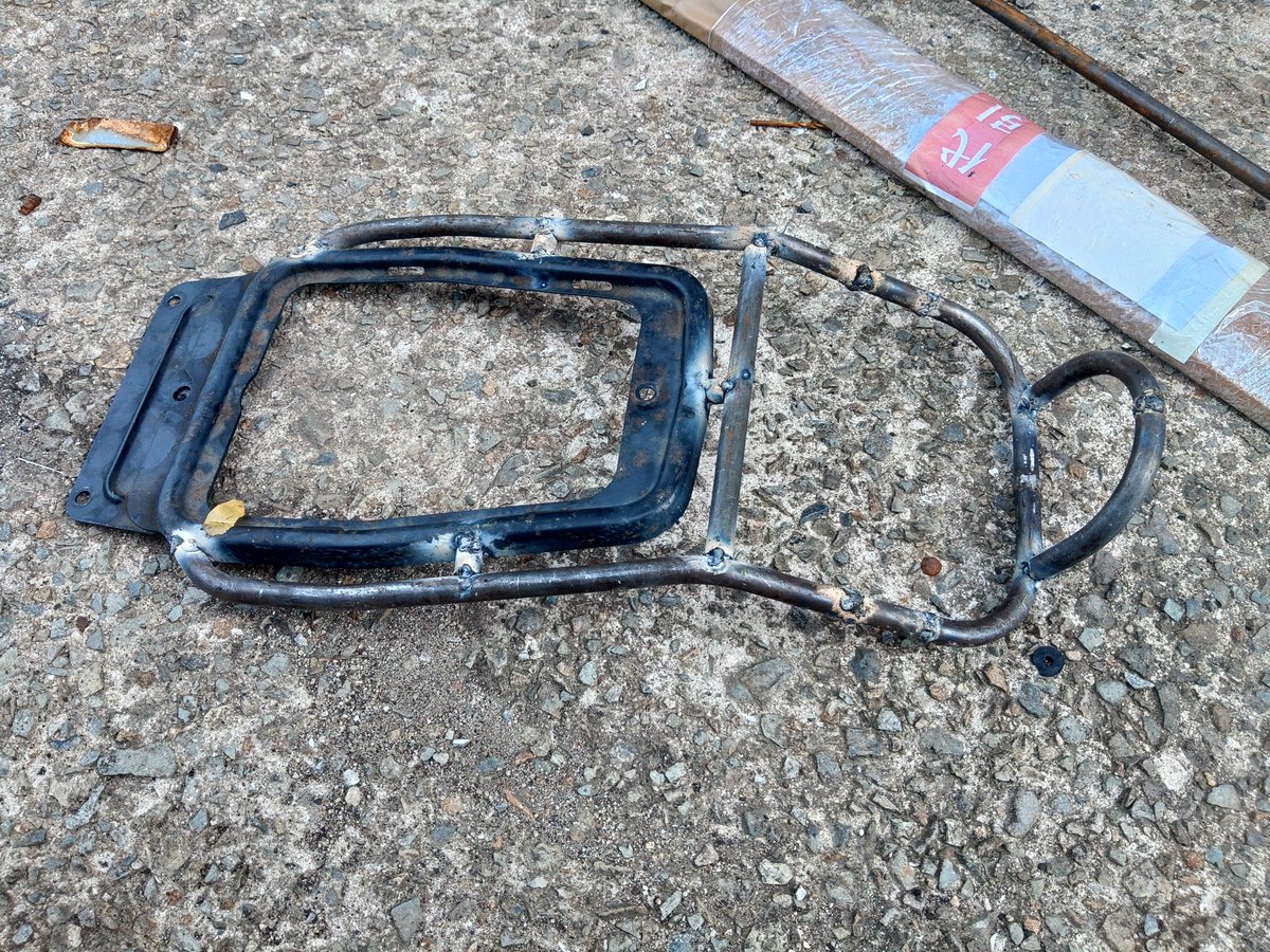 相互のCL72のリアキャリアに続いて自分のベスパのリアキャリアをパイプ曲げて溶接して自作した
ジェリカンとか荷物を背負えるように作った 