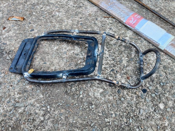 相互のCL72のリアキャリアに続いて自分のベスパのリアキャリアをパイプ曲げて溶接して自作した
ジェリカンとか荷物を背負えるように作った 