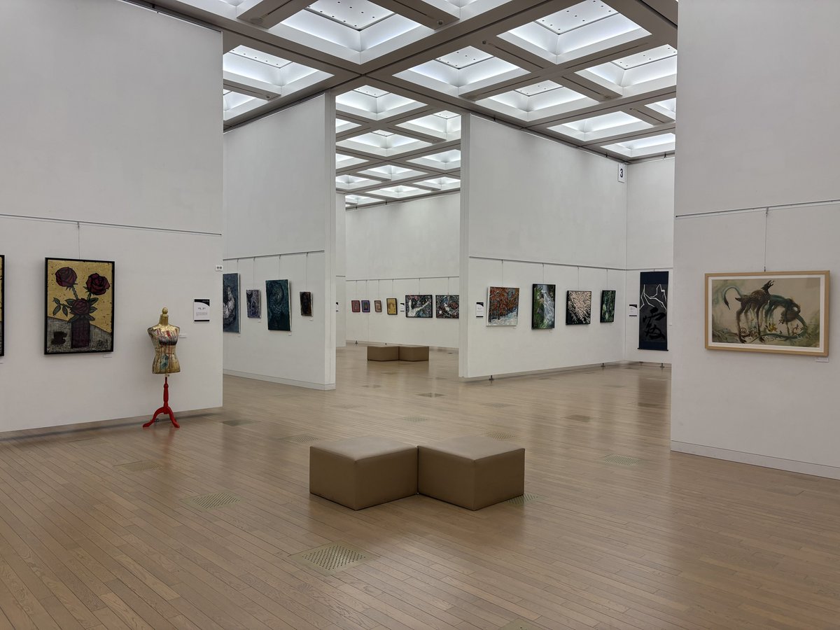 c3ydt's tweet photo. 初めて国立新美術館へ。
各ブースでいろいろな美術展が無料で開催されていて楽しみました。
空いていてゆっくり見て回れて良かったです。

30年ほど前まで美術館の地に家族の職場があったので、複数回来て近所で食事したりしていたのだけど、まわりもすっかり変わっていて、時の流れを感じました。 https://t.co/I1ewGK7IGU