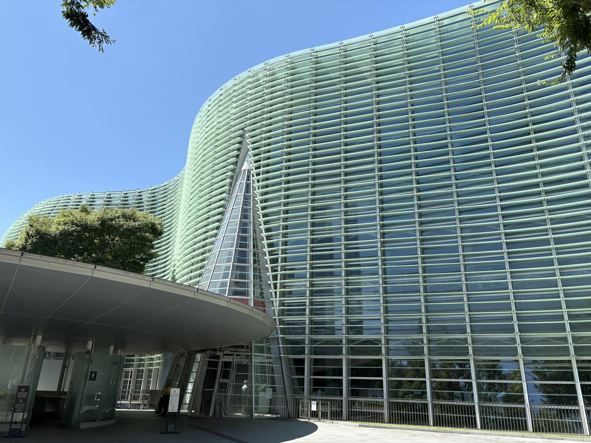 c3ydt's tweet photo. 初めて国立新美術館へ。
各ブースでいろいろな美術展が無料で開催されていて楽しみました。
空いていてゆっくり見て回れて良かったです。

30年ほど前まで美術館の地に家族の職場があったので、複数回来て近所で食事したりしていたのだけど、まわりもすっかり変わっていて、時の流れを感じました。 https://t.co/I1ewGK7IGU