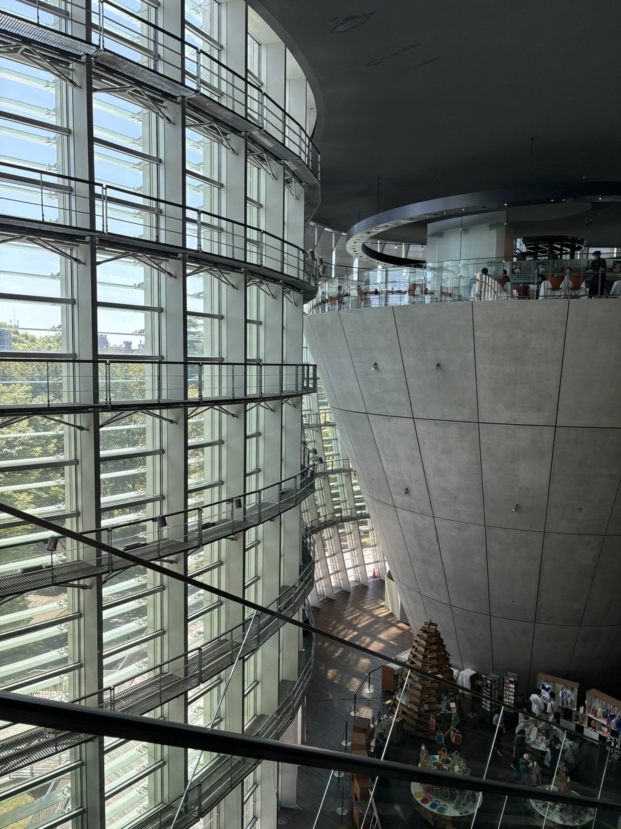 c3ydt's tweet photo. 初めて国立新美術館へ。
各ブースでいろいろな美術展が無料で開催されていて楽しみました。
空いていてゆっくり見て回れて良かったです。

30年ほど前まで美術館の地に家族の職場があったので、複数回来て近所で食事したりしていたのだけど、まわりもすっかり変わっていて、時の流れを感じました。 https://t.co/I1ewGK7IGU