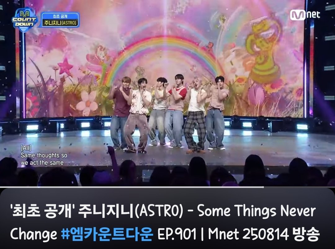 LuceroMeansStar's tweet image. Amo mucho el hecho de que... Con Zoonizini son ellos 2 + 4 bailarines, dando un total de 6 personas en el escenario, igual que con JinRock en su presentación 🌸 ++