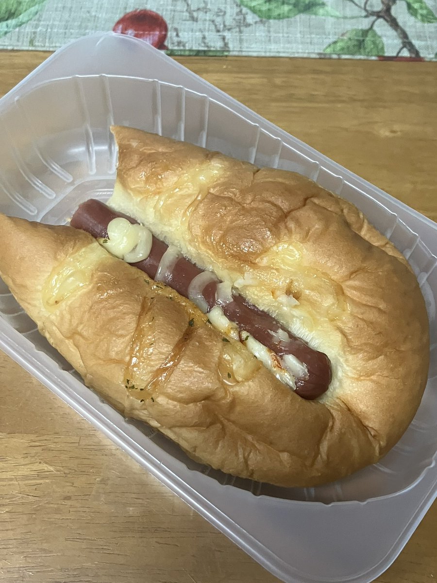 beforeselecter's tweet photo. 라더빵 후기
생각보다 안 짬 전자레인지 돌려먹으니까 따끈하고 맛있음!! 소시지빵 안 좋아하는데 이건 맛나게 사먹을듯!! https://t.co/Z4jWIAz8Tf