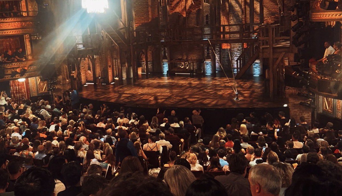 Gpt4o下架再次验证了ai情感陪伴的刚需，AI 无条件的正反馈：永远支持、永不厌烦，这恰恰是复杂善变的人类难以给予的。
其低成本又稳定的情感交易，让人对亲密关系的期待，从联结滑向了无负担的满足。
🤔虽然不婚，但有仿生AI当老公我是愿意买的，明码标价的稳定供给不比高风险的重大决策强吗