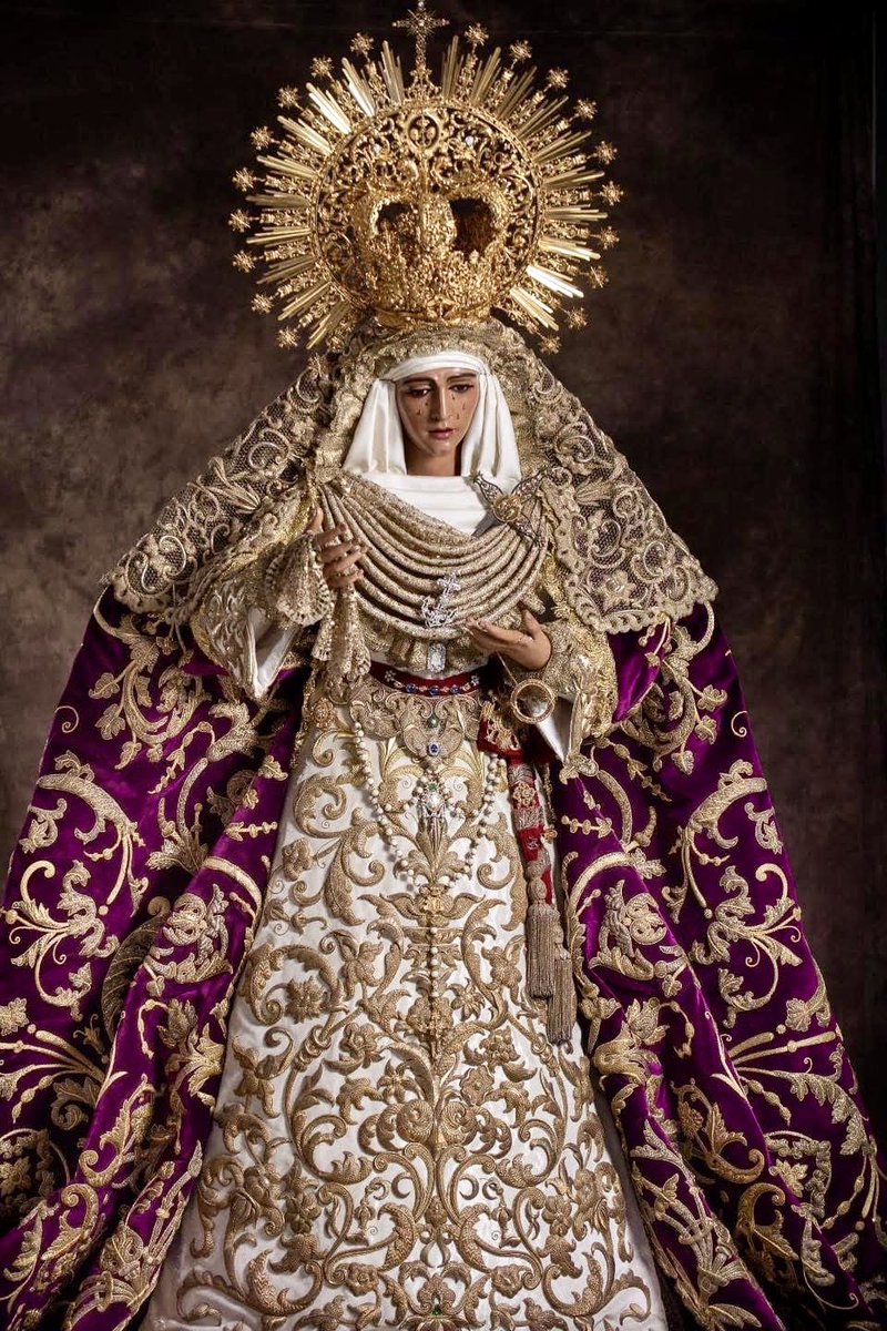 “La Augusta Madre de Dios, Inmaculada desde su concepción, fue finalmente preservada de la corrupción del sepulcro y, siguiendo a su Hijo, venció la muerte para ser llevada en cuerpo y alma a la gloria del cielo”.

#15deAgosto, Solemnidad de la #Asunción de la Santísima Virgen